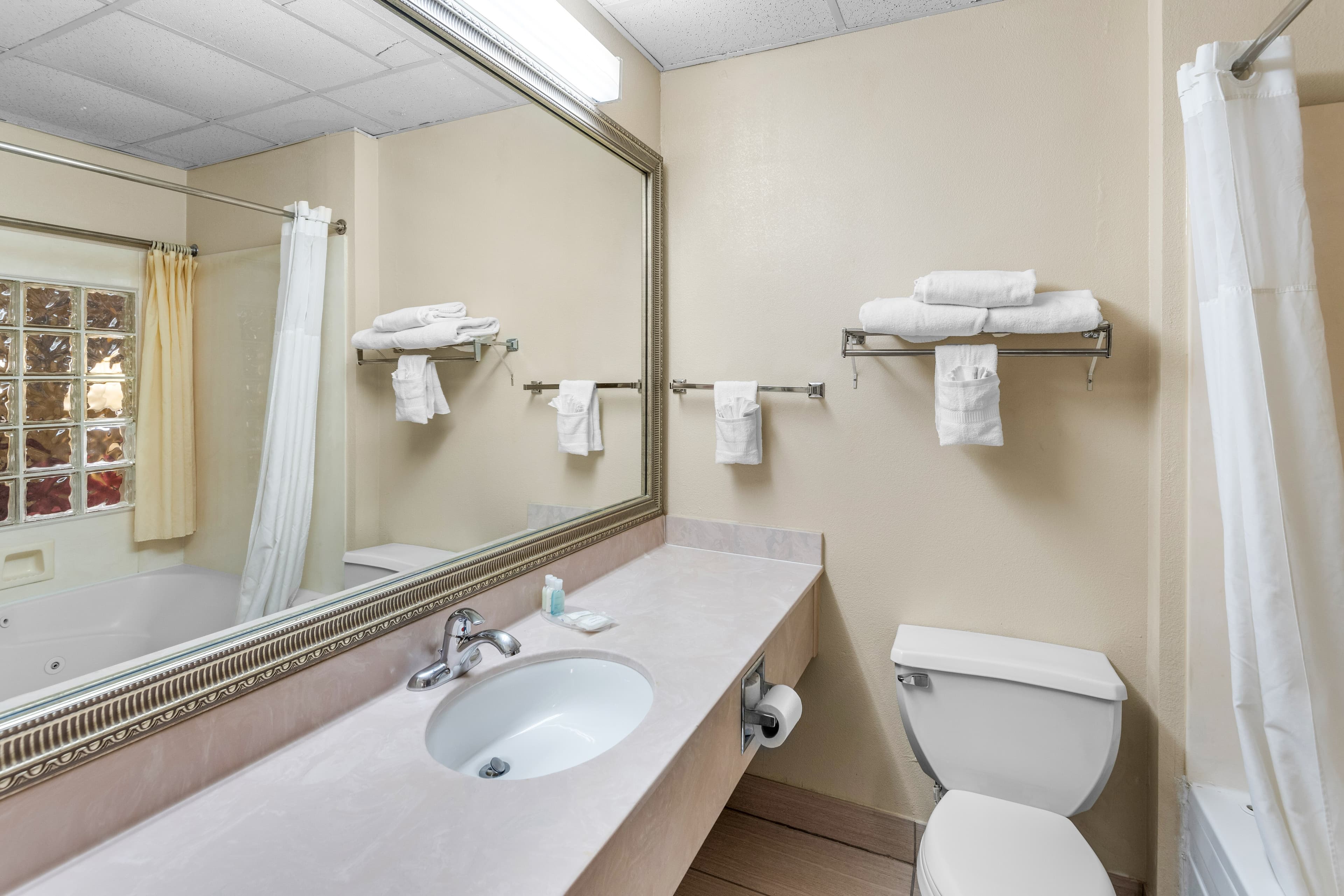 Clarion Inn & Suites Indianapolis Northwest — 15