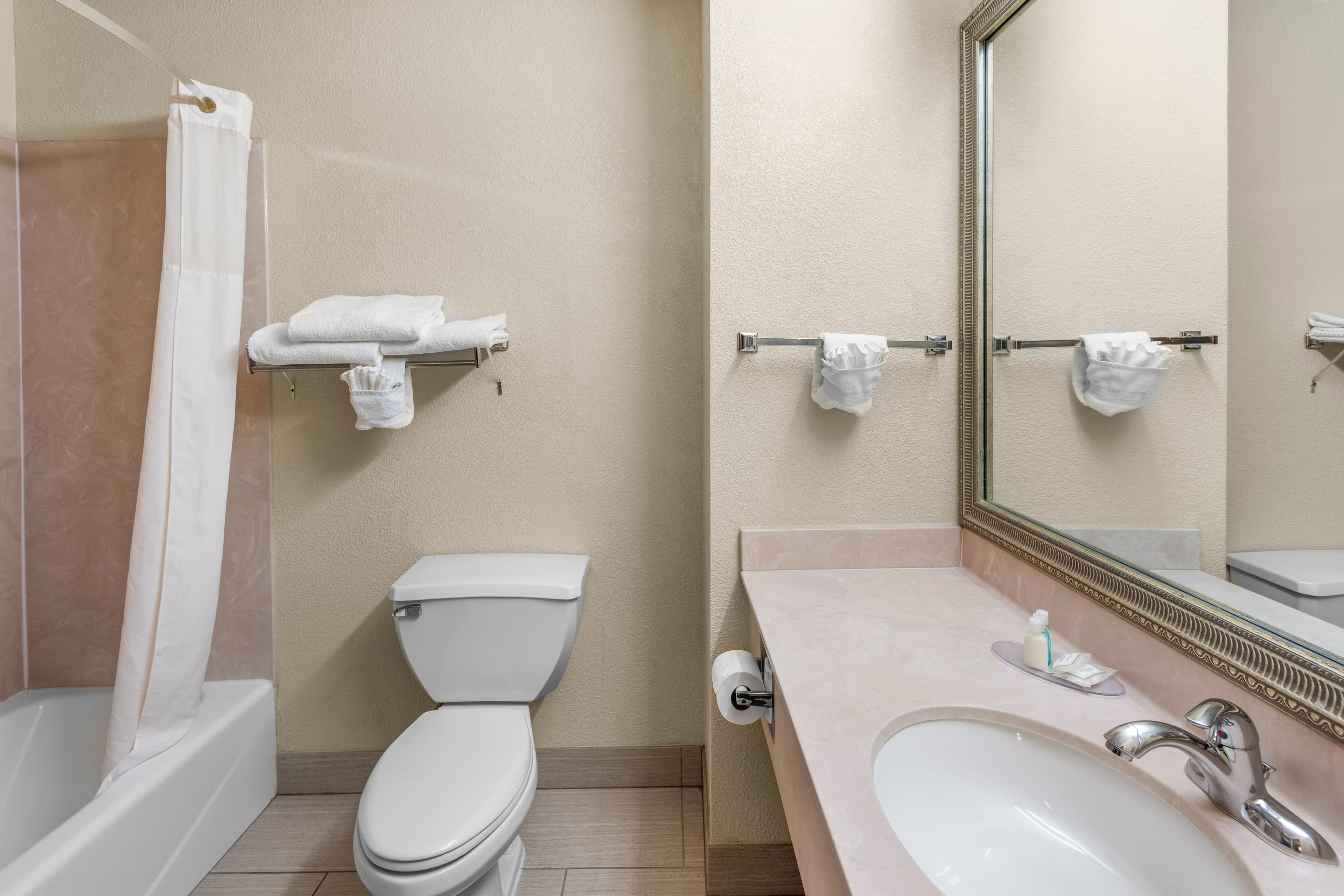 Clarion Inn & Suites Indianapolis Northwest — 11