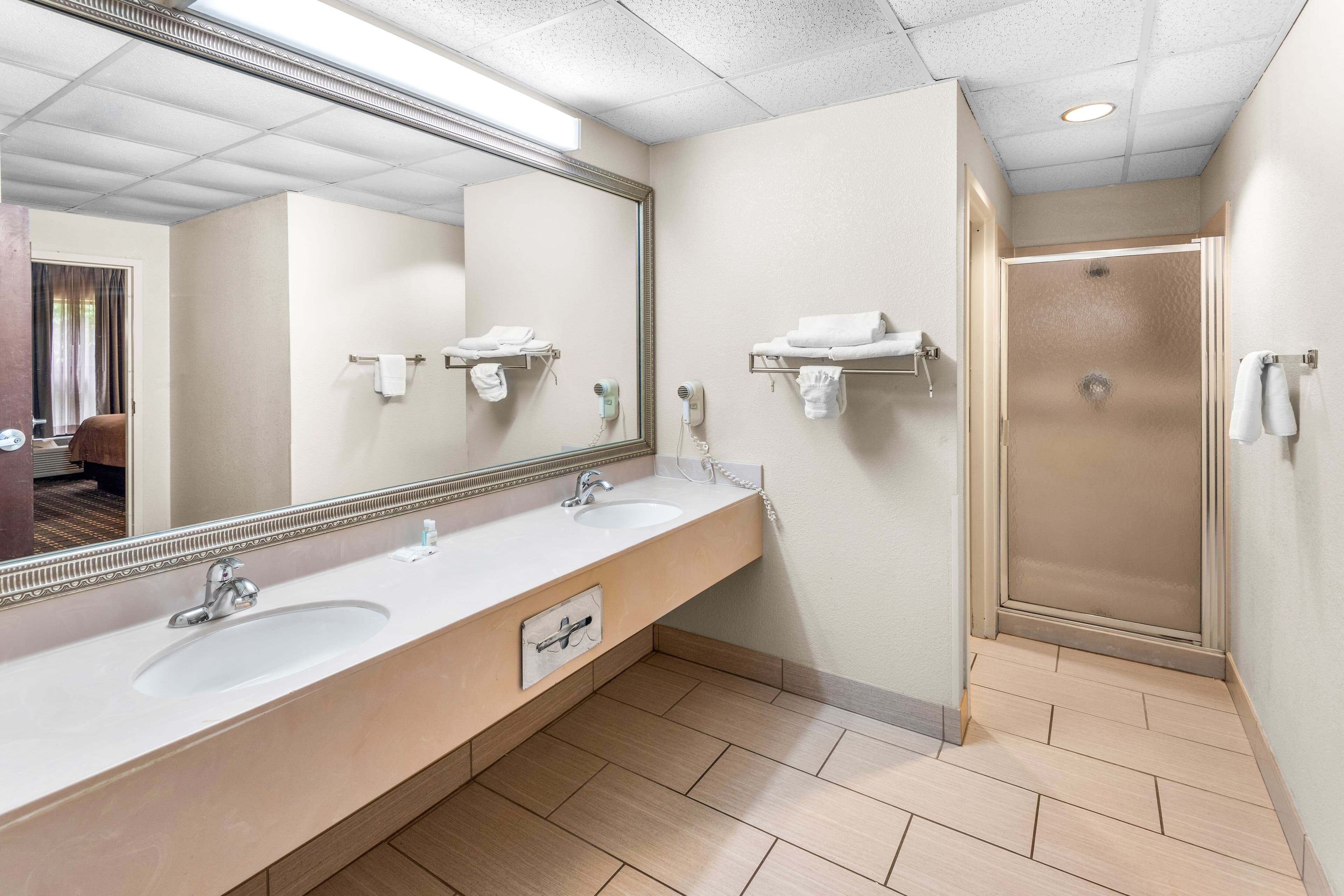 Clarion Inn & Suites Indianapolis Northwest — 22