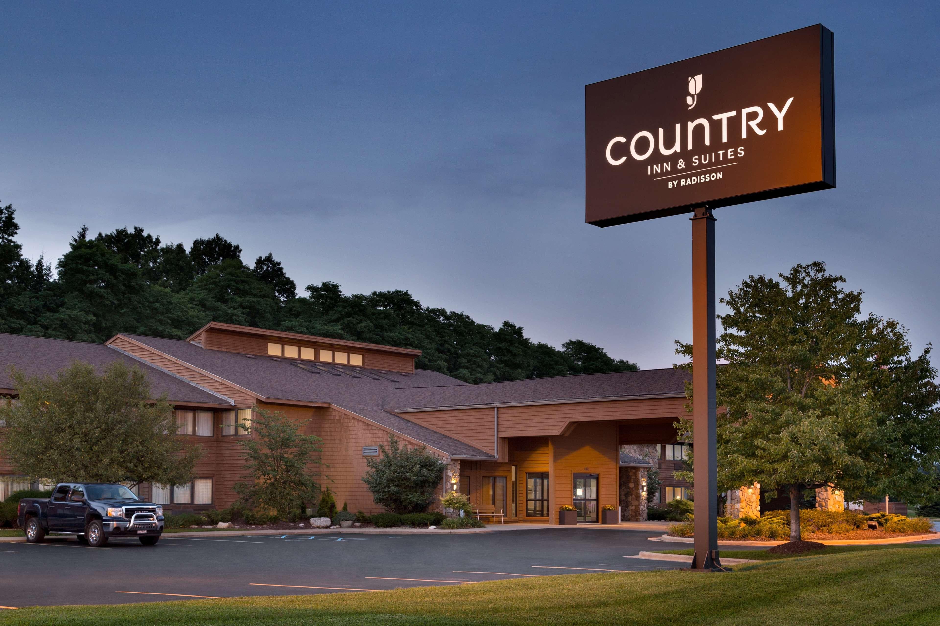 Country Inn & Suites by Radisson, Mishawaka, IN - Image 1