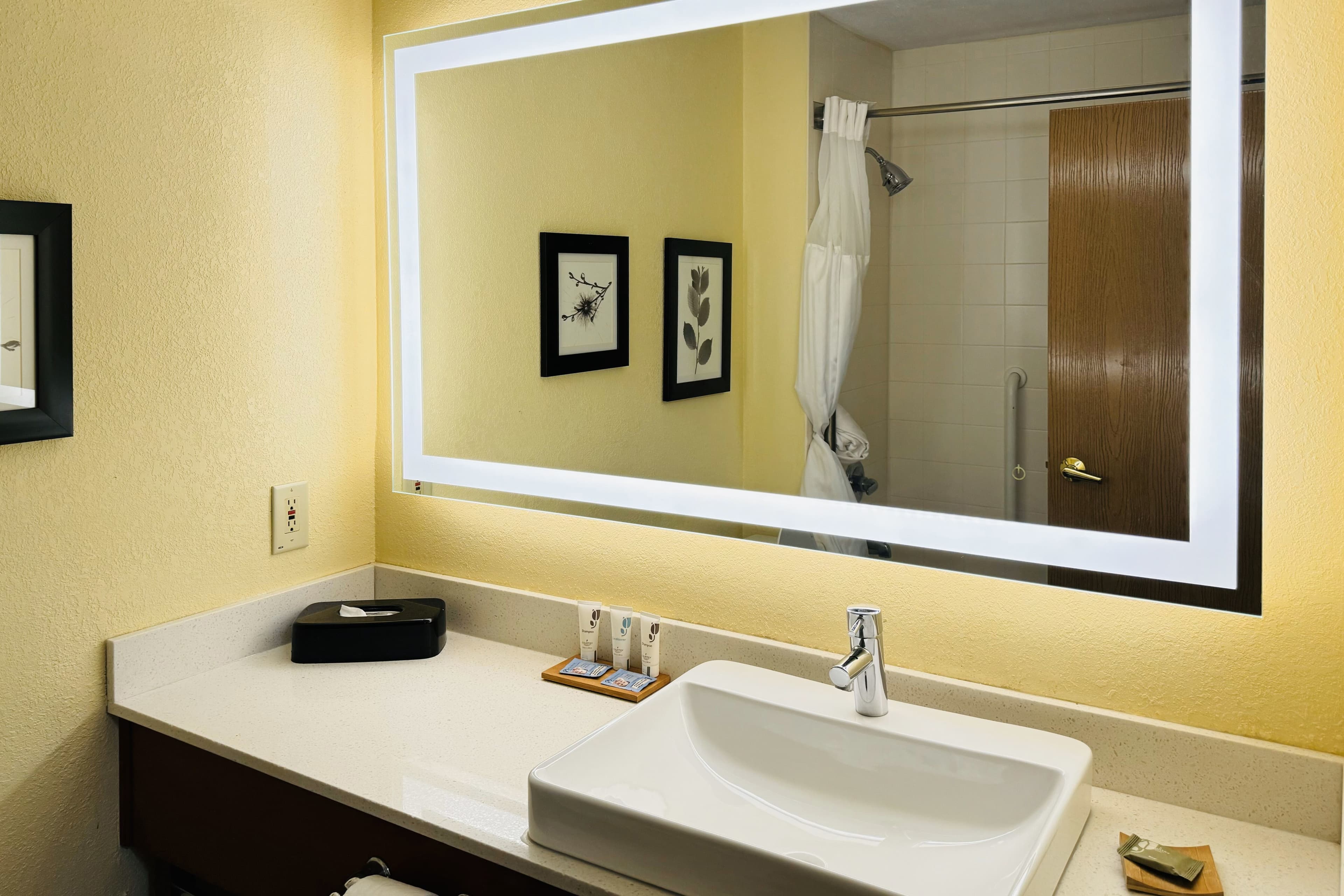 Country Inn & Suites by Radisson, Mishawaka, IN - Image 4
