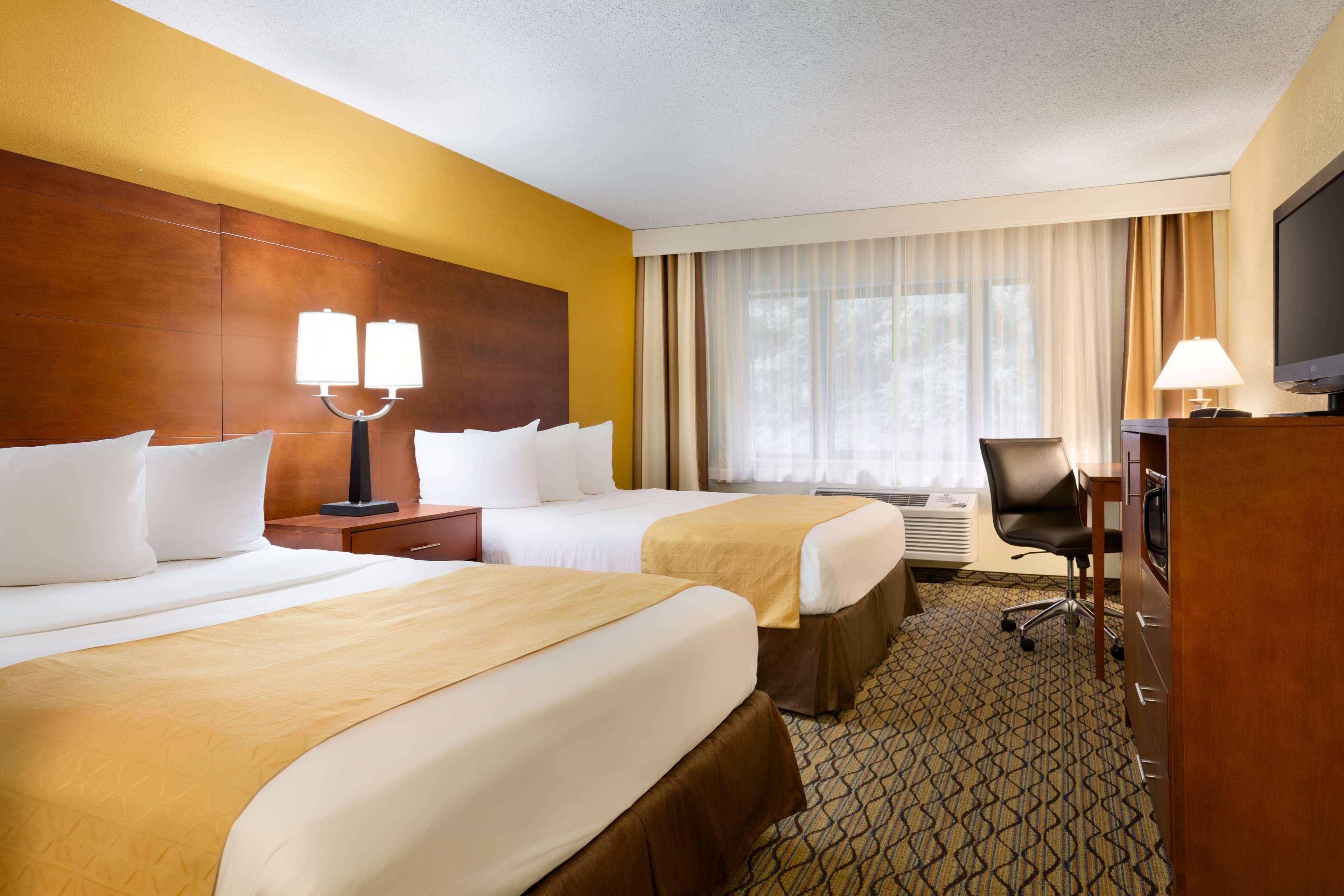 Country Inn & Suites by Radisson, Mishawaka, IN — 10
