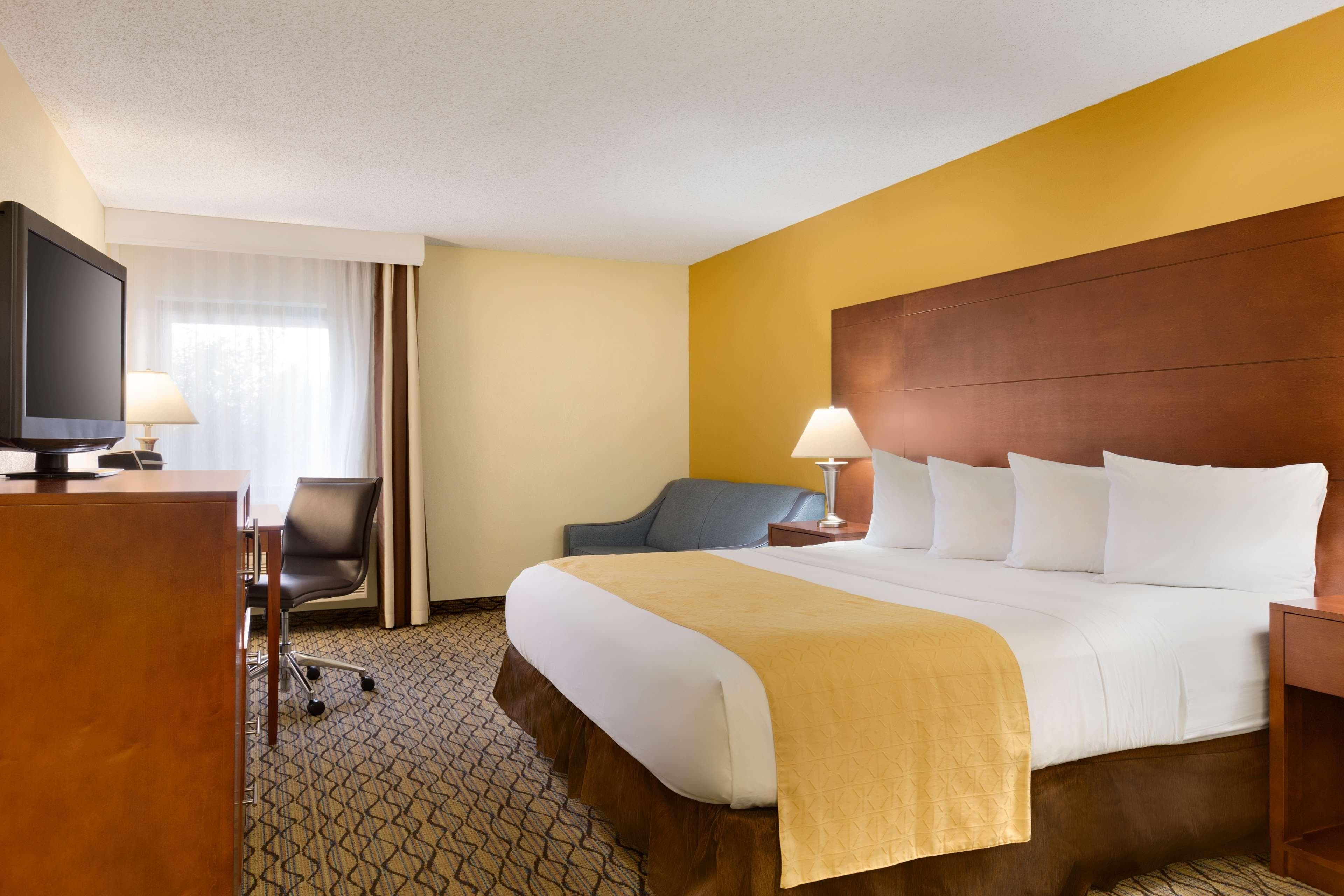 Country Inn & Suites by Radisson, Mishawaka, IN - Image 5