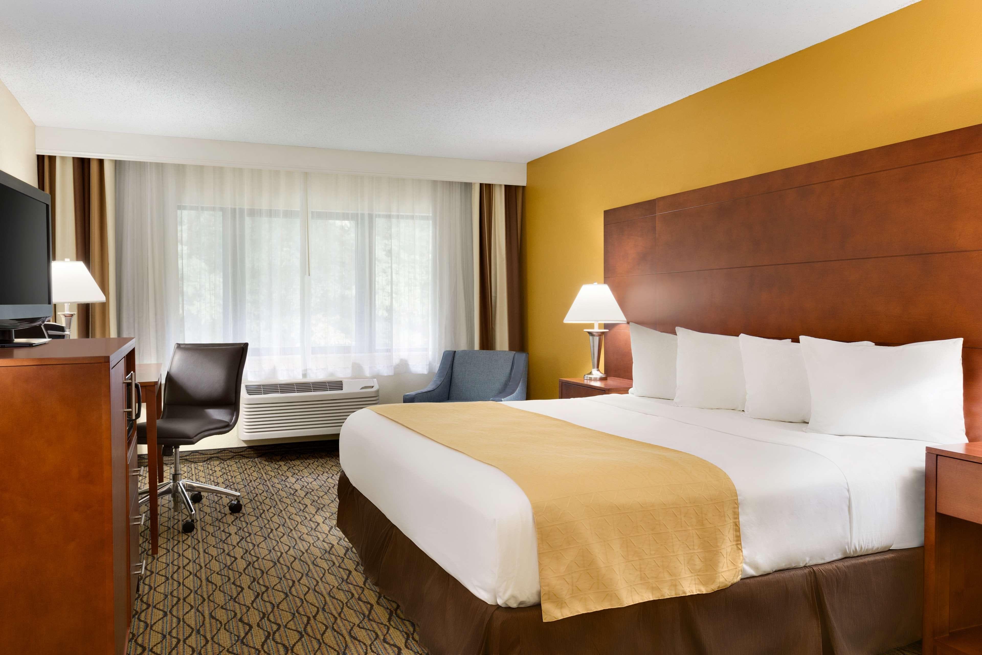 Country Inn & Suites by Radisson, Mishawaka, IN - Image 3