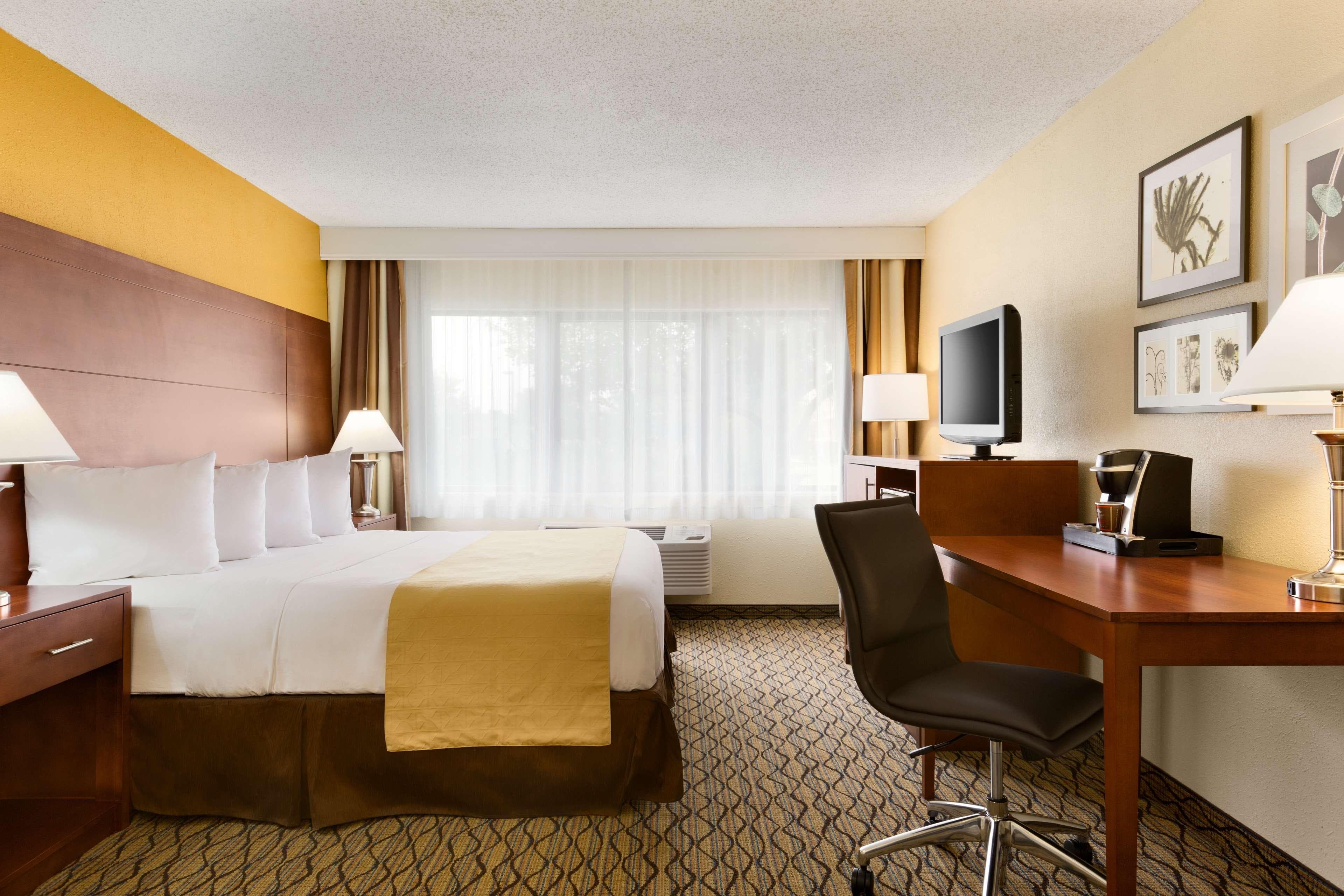 Country Inn & Suites by Radisson, Mishawaka, IN - Image 2