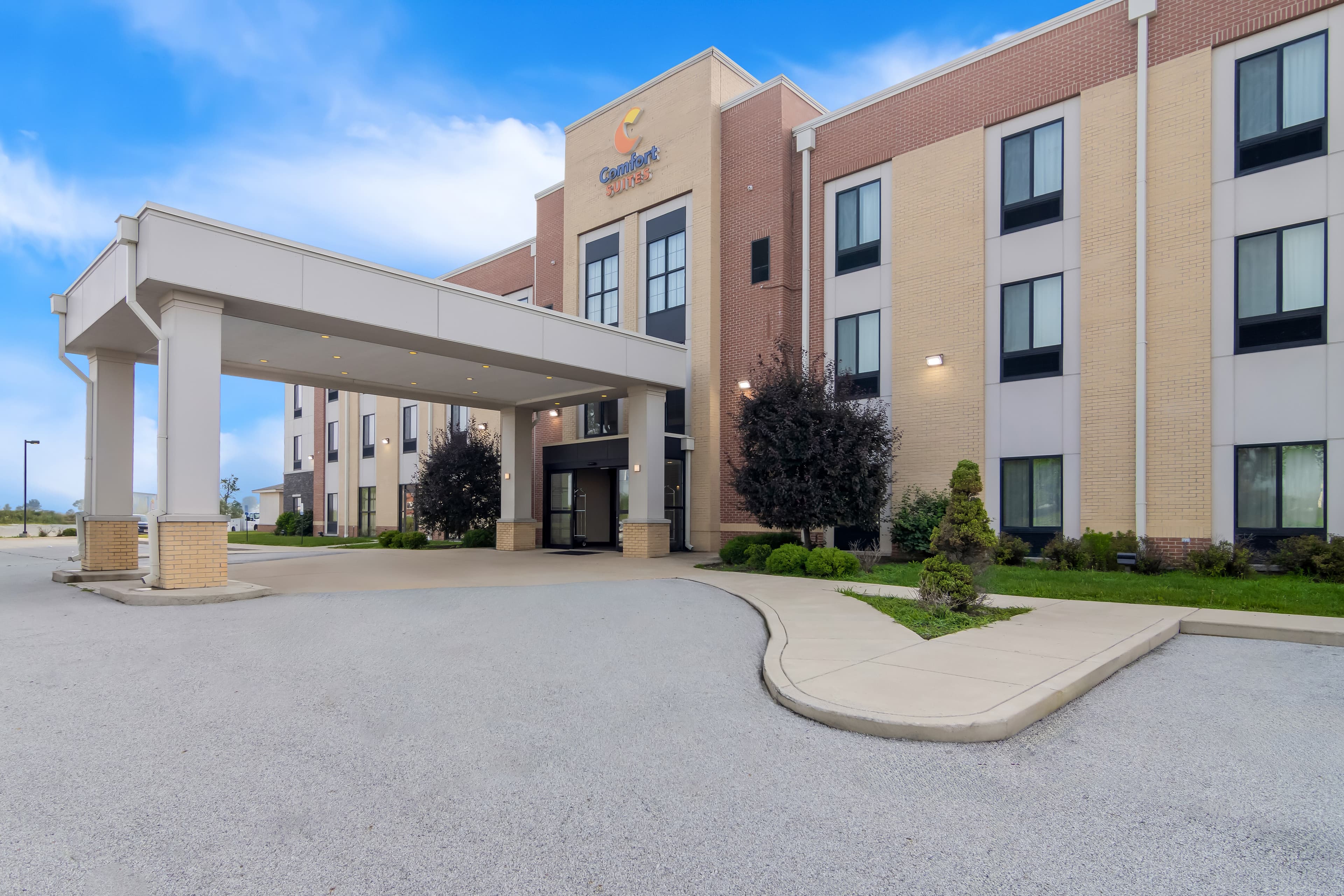 Comfort Suites Rensselaer near Fair Oaks - Image 1
