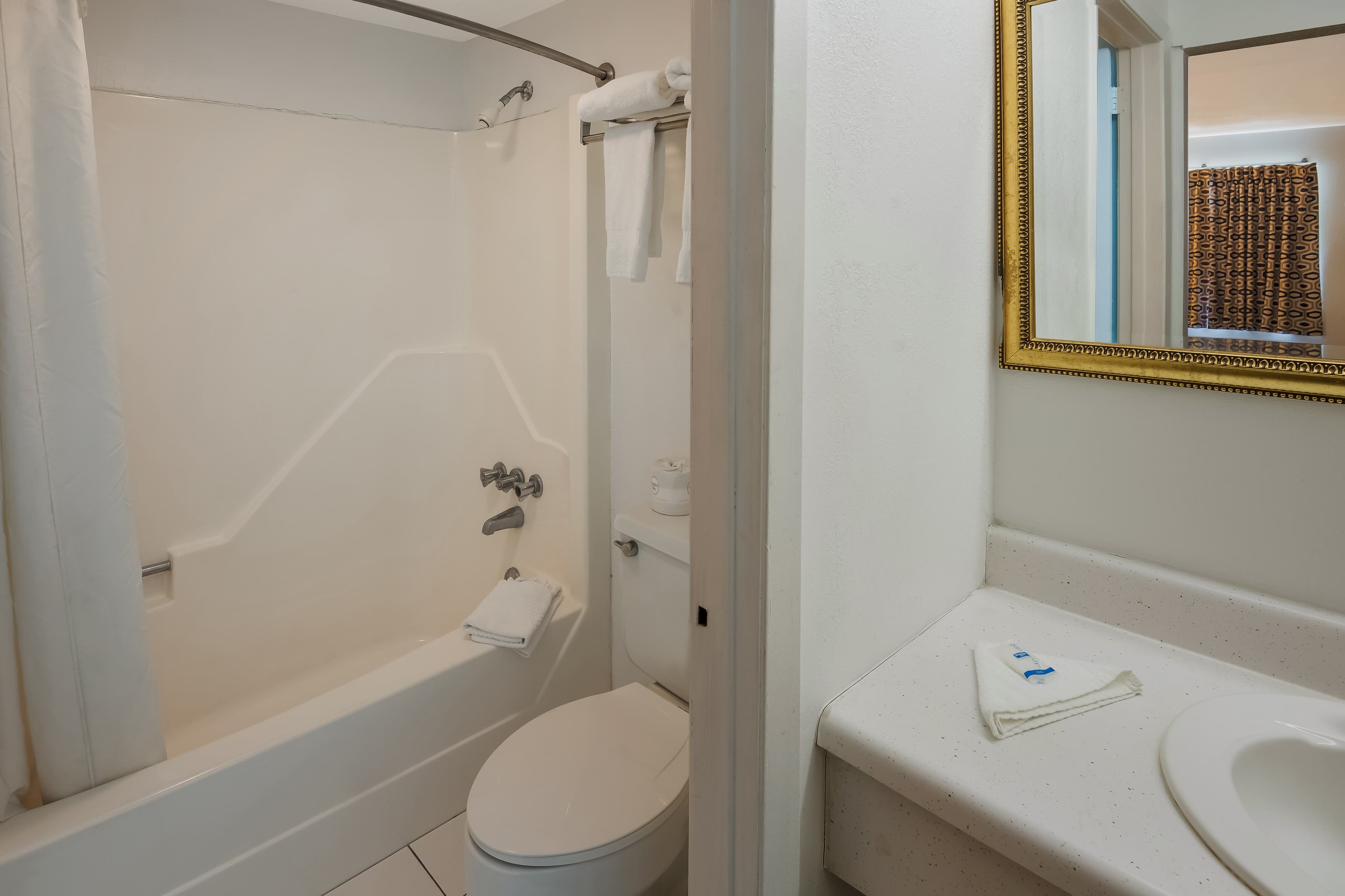 Rodeway Inn Brazil — 6