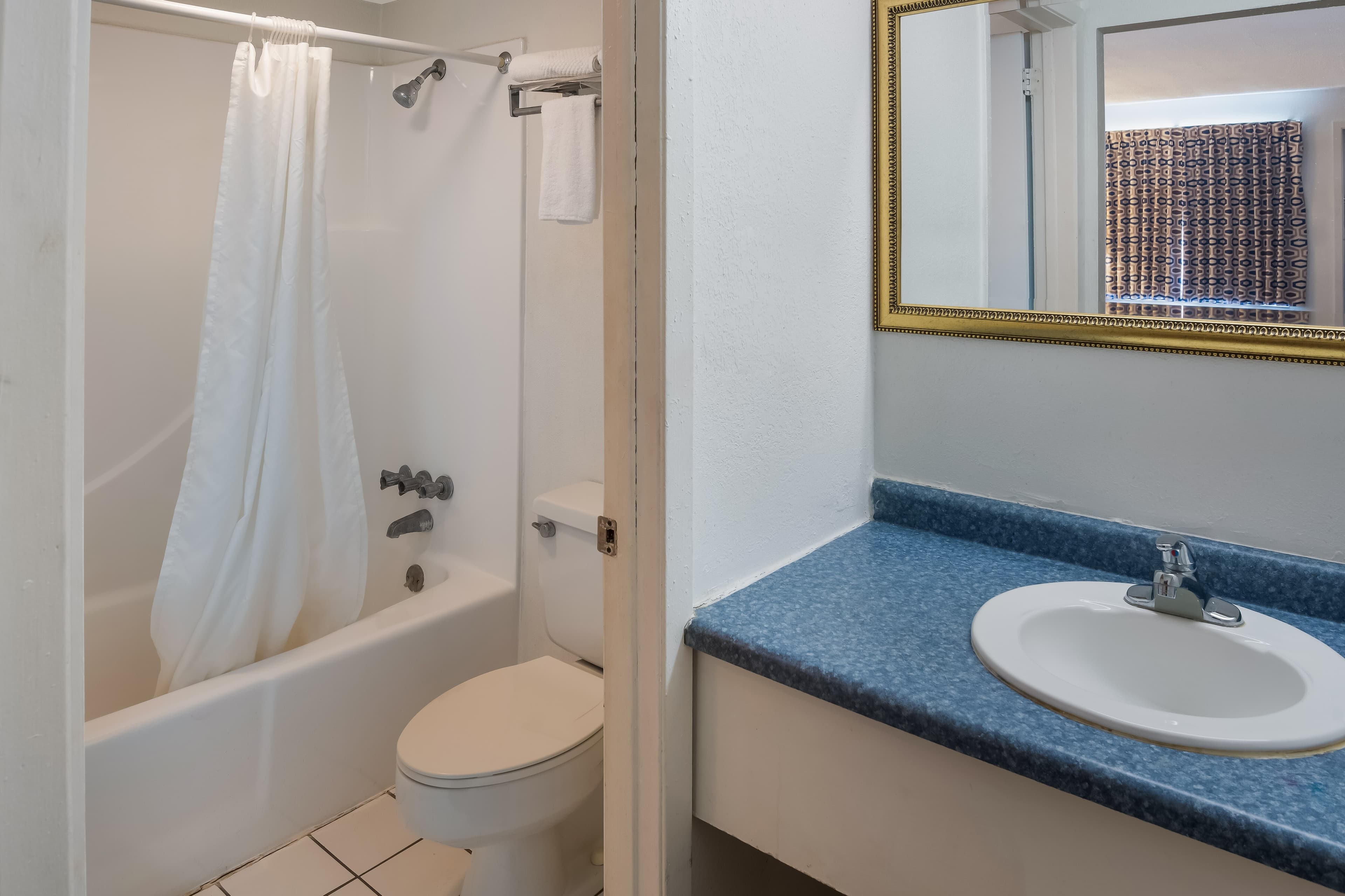 Rodeway Inn Brazil — 10