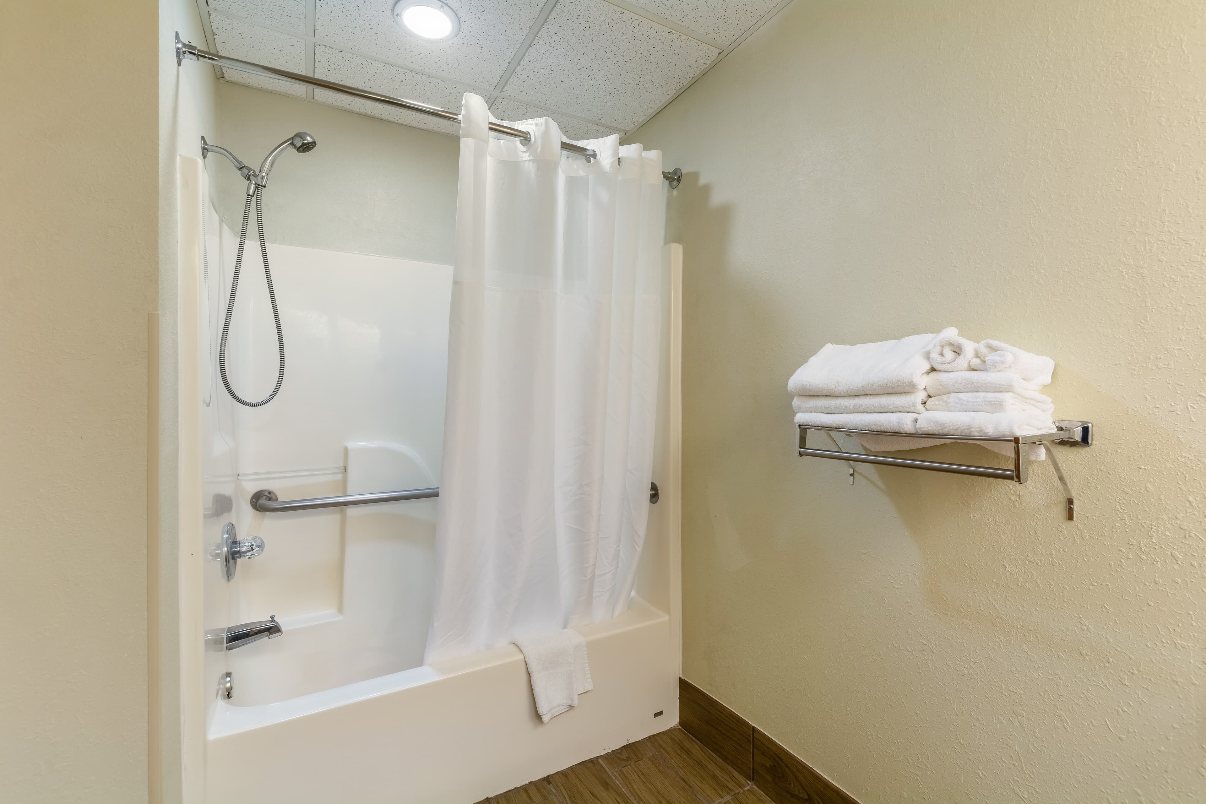 Quality Inn & Suites Southport - Image 5