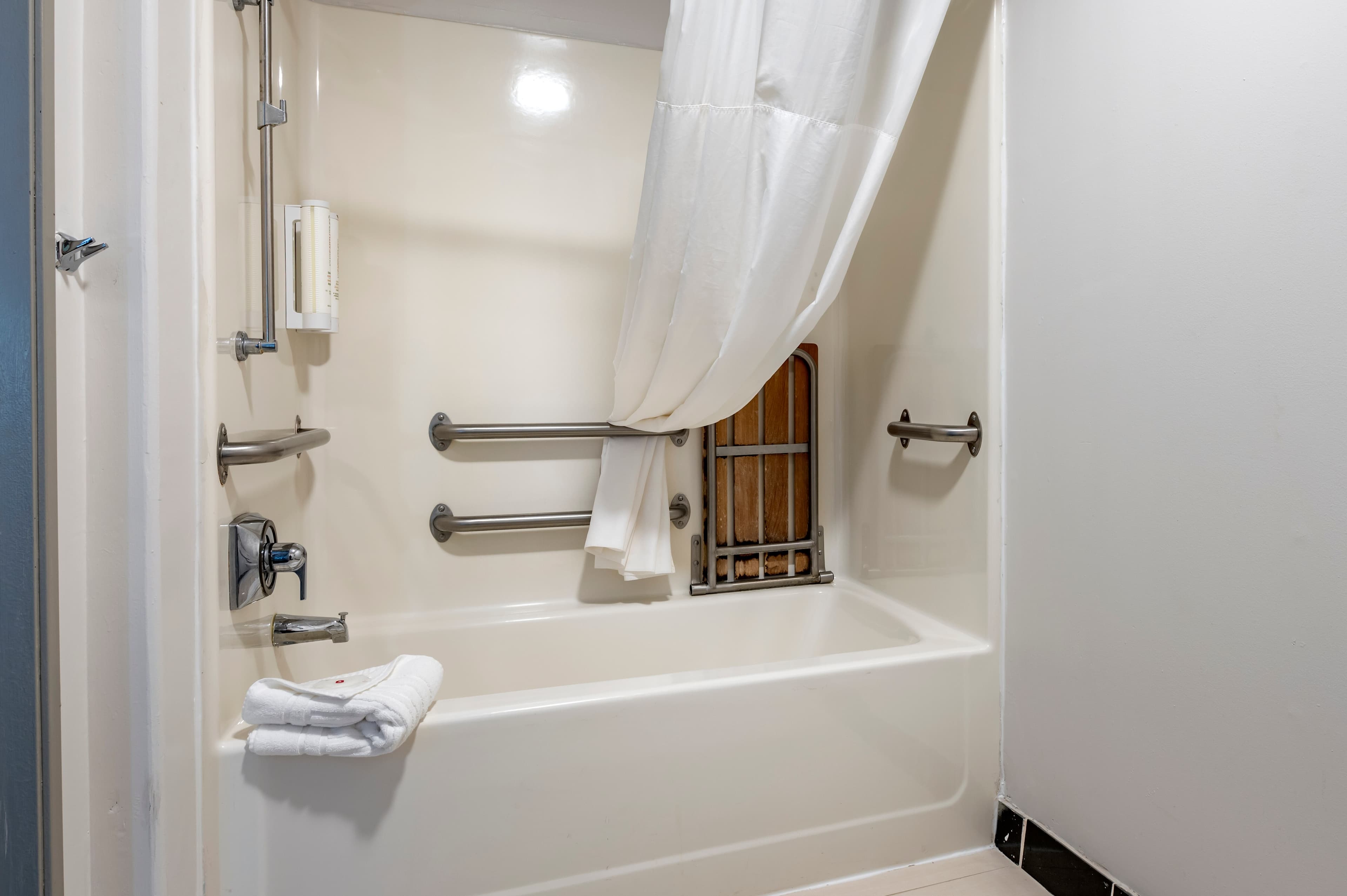 Clarion Pointe Indianapolis Airport - Image 2