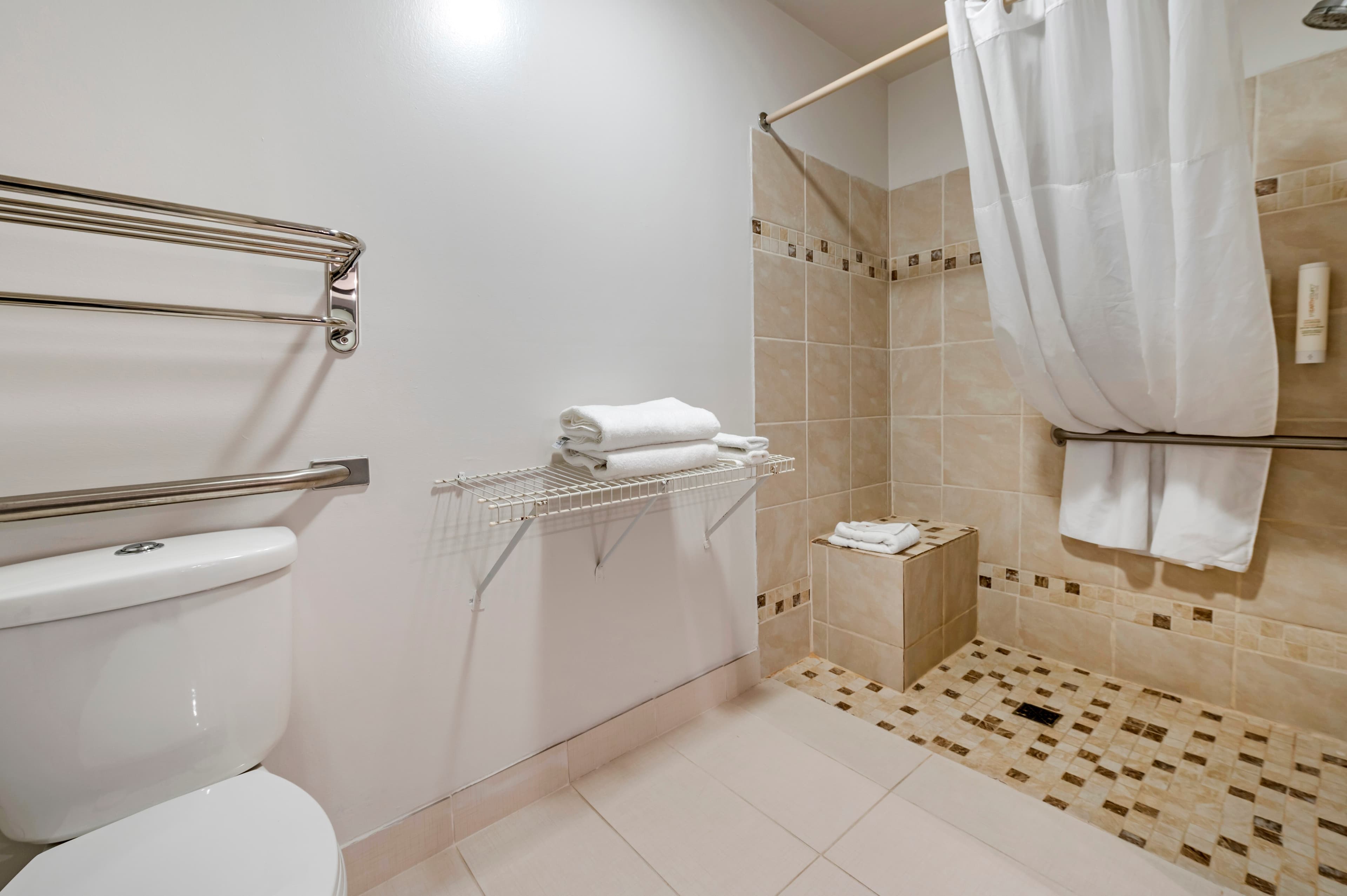 Clarion Pointe Indianapolis Airport - Image 3
