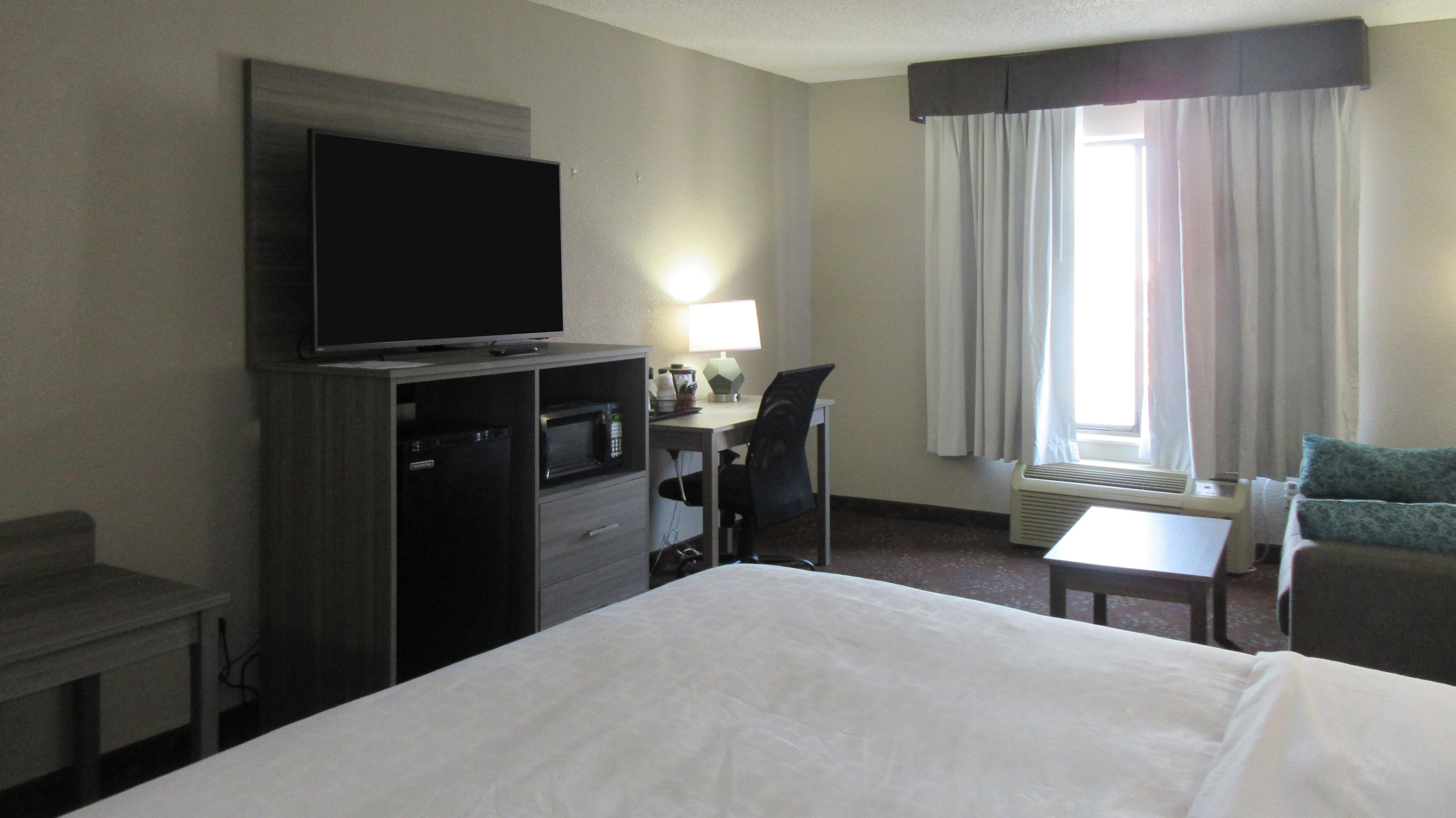 Clarion Pointe Evansville North - Image 5
