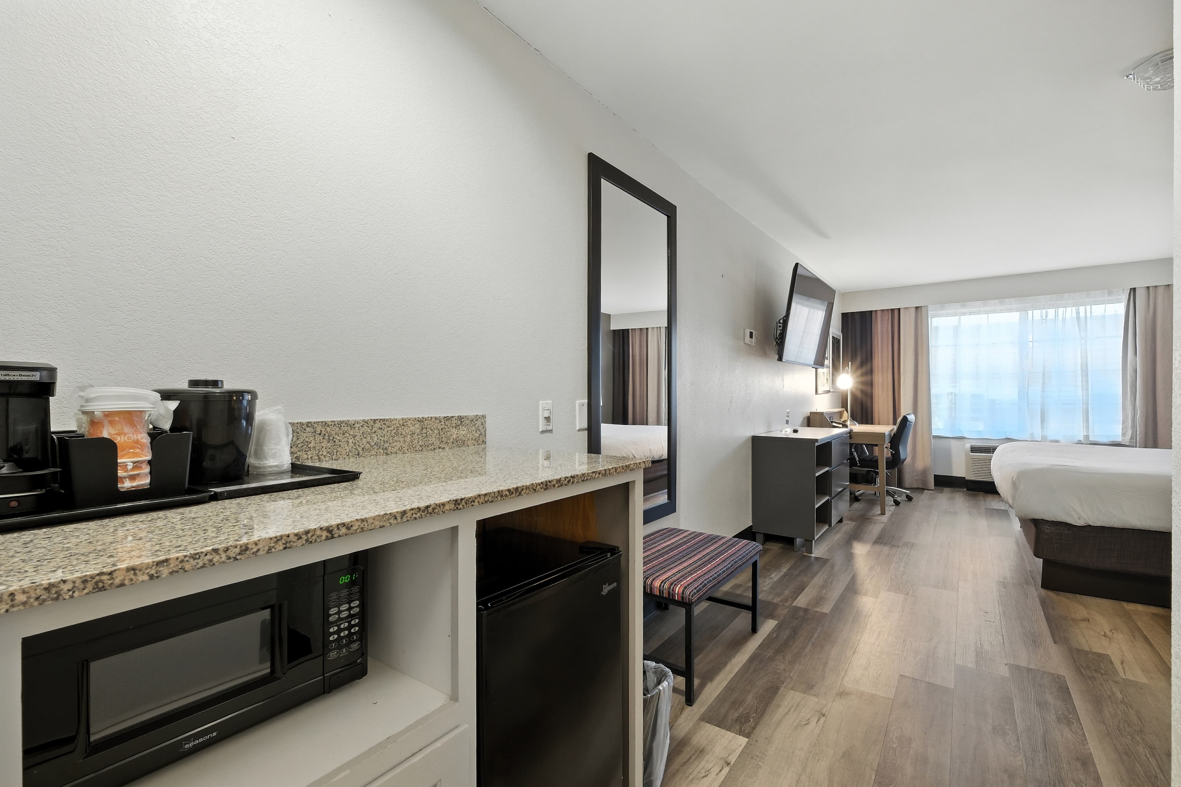 Country Inn & Suites by Radisson, Merrillville, IN - Image 4