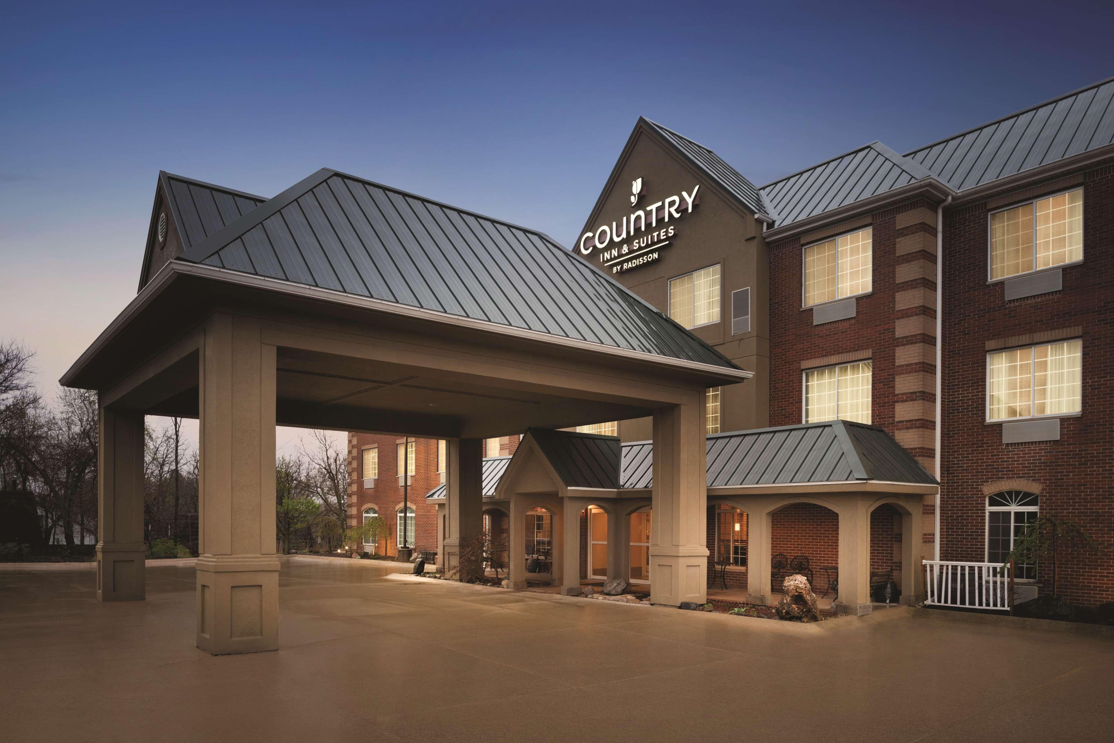 Country Inn & Suites by Radisson, Valparaiso, IN - Image 1