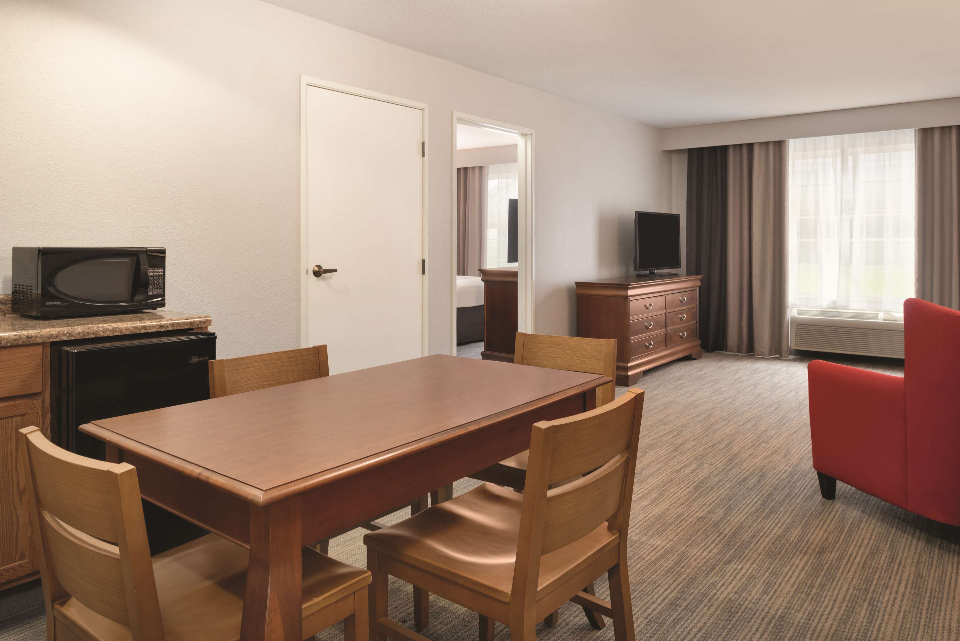 Country Inn & Suites by Radisson, Valparaiso, IN — 10