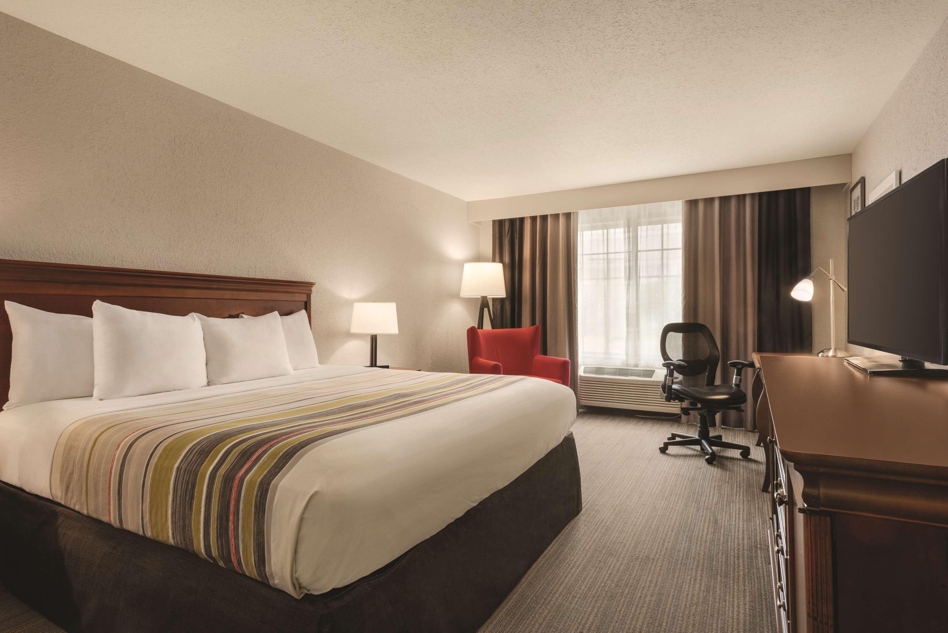 Country Inn & Suites by Radisson, Valparaiso, IN - Image 2