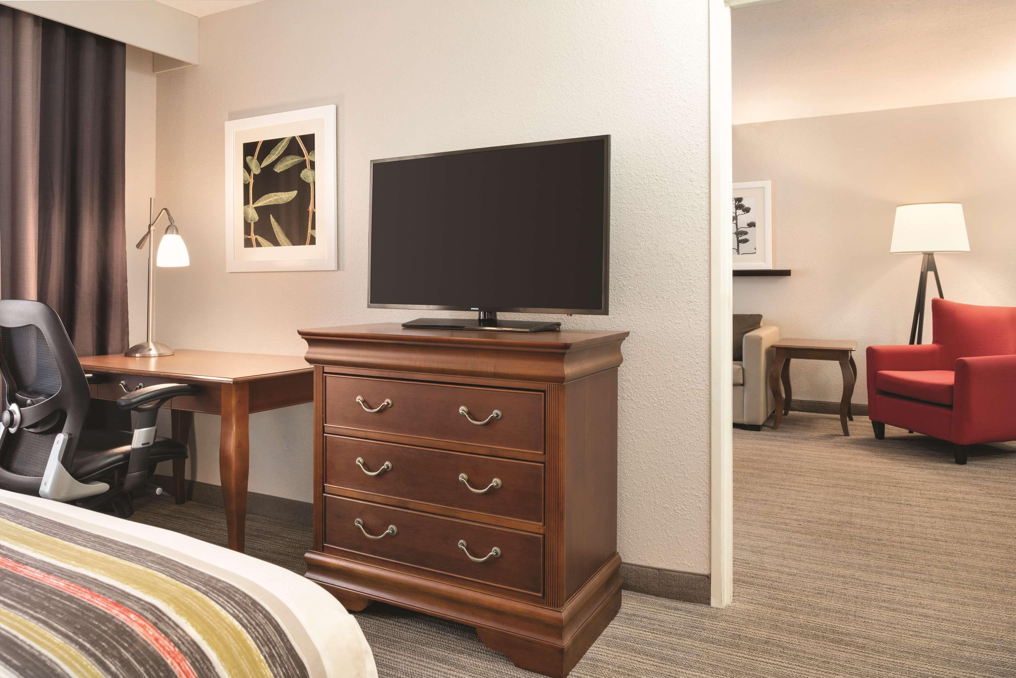 Country Inn & Suites by Radisson, Valparaiso, IN — 11
