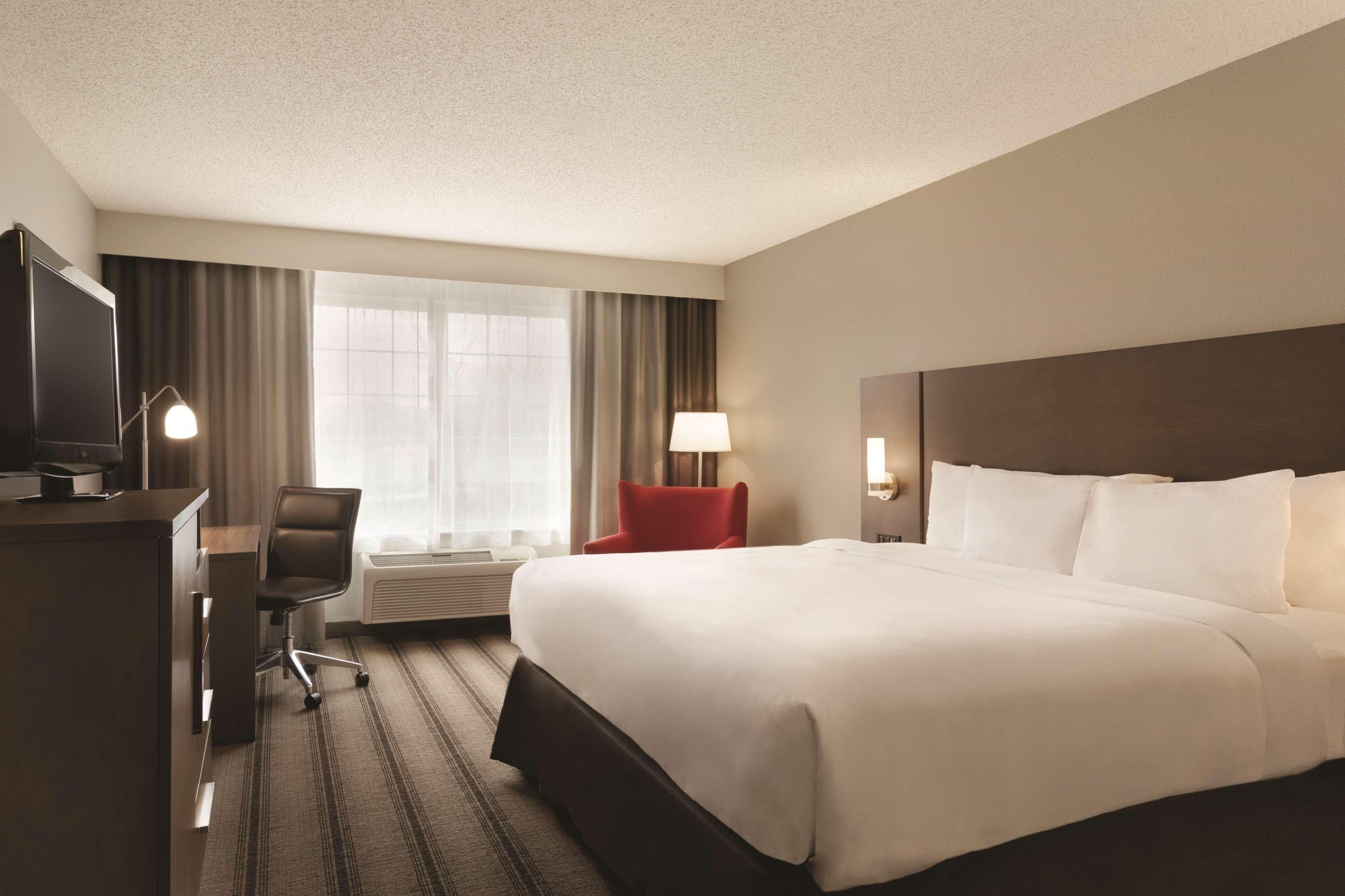 Country Inn & Suites by Radisson, Indianapolis Airport South, IN - Image 2