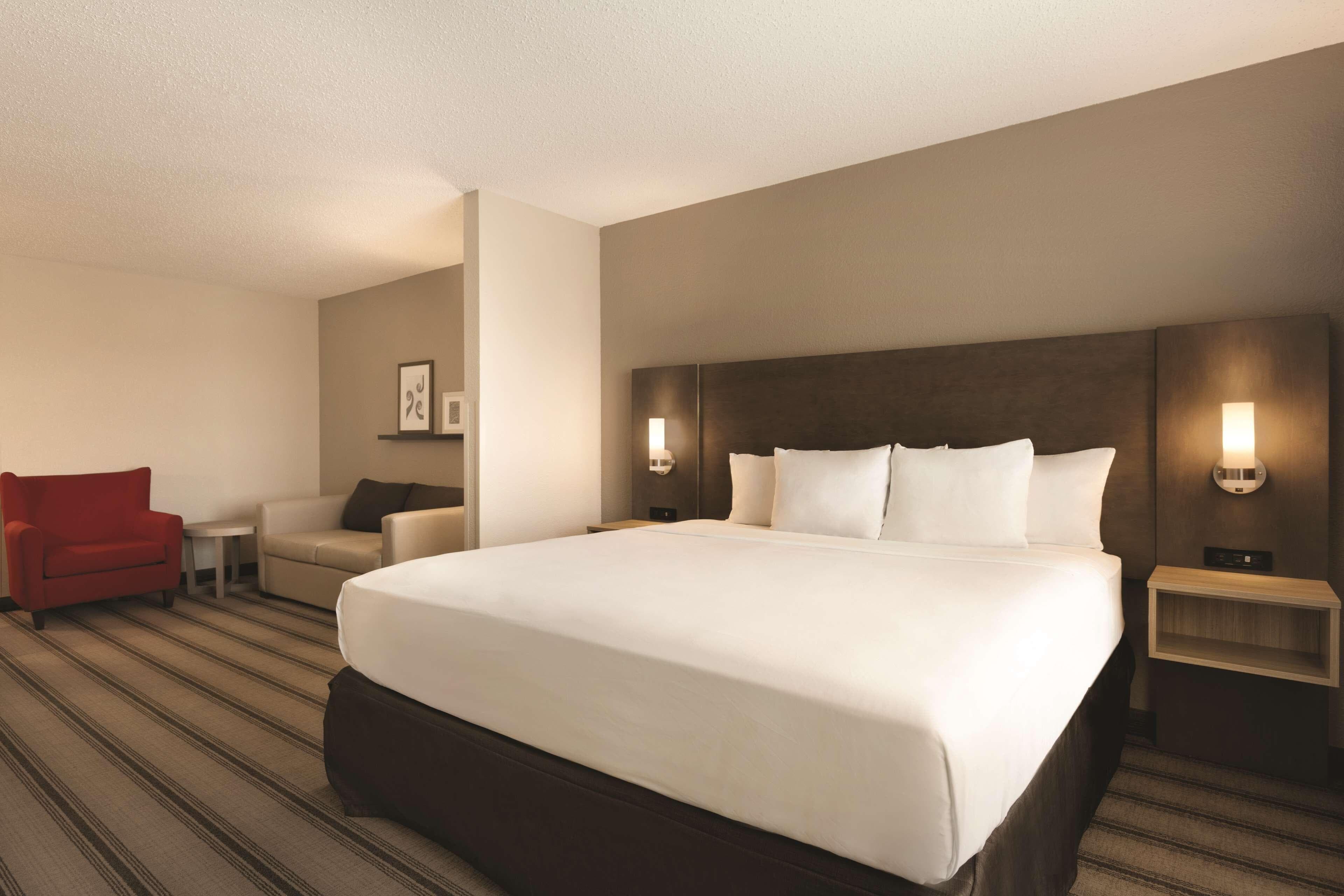 Country Inn & Suites by Radisson, Indianapolis Airport South, IN - Image 3