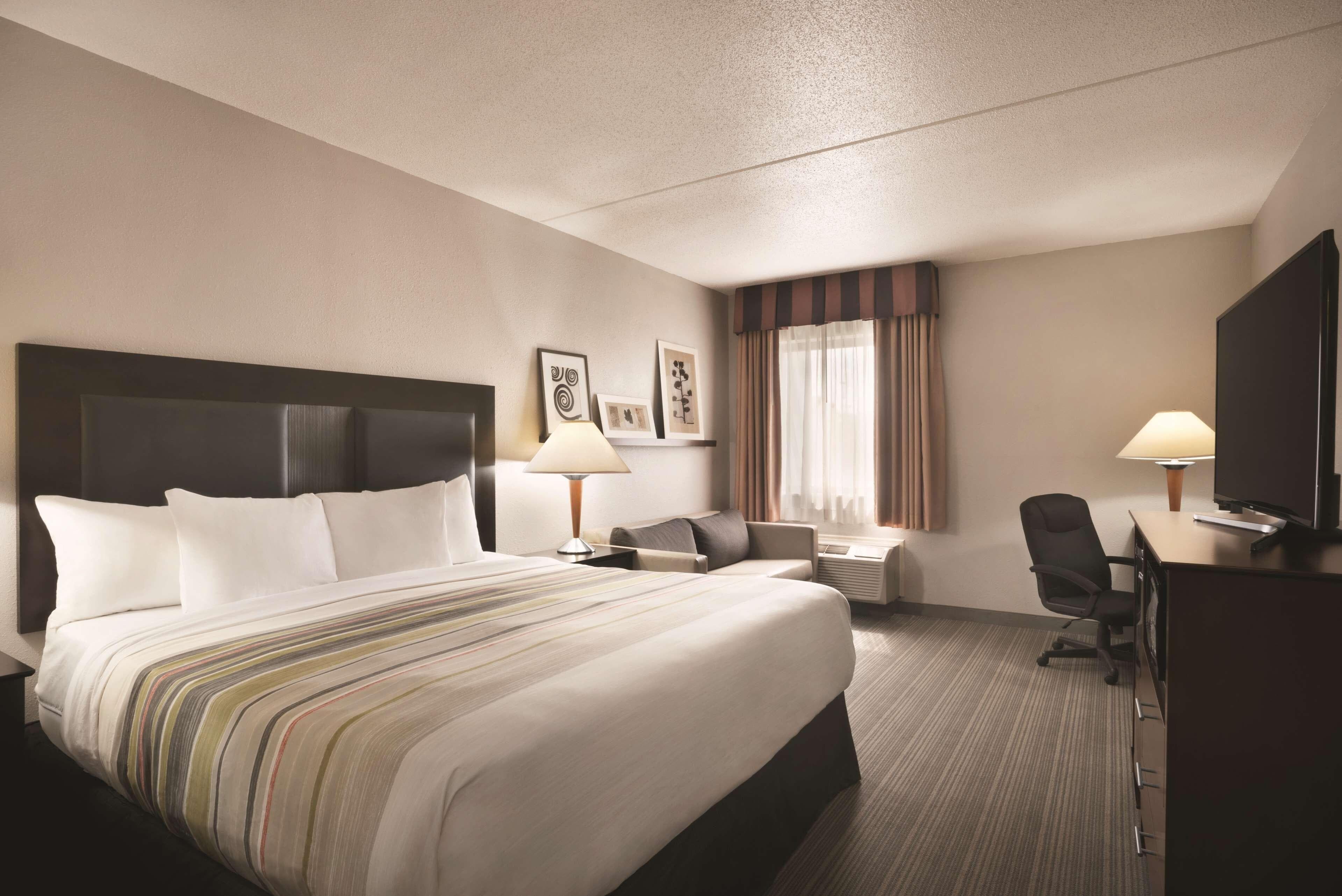 Country Inn & Suites by Radisson, Indianapolis East, IN - Image 3