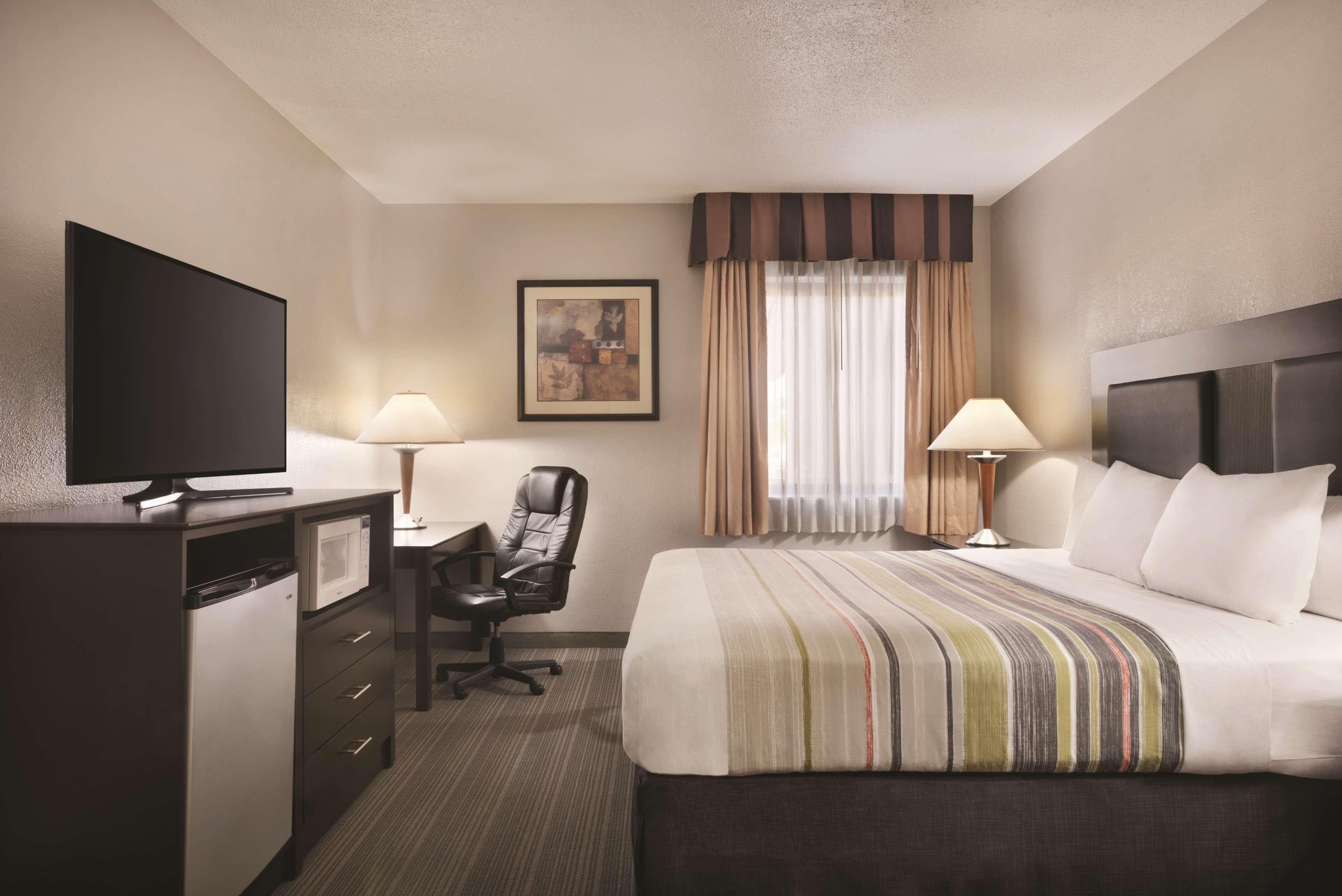 Country Inn & Suites by Radisson, Indianapolis East, IN - Image 2