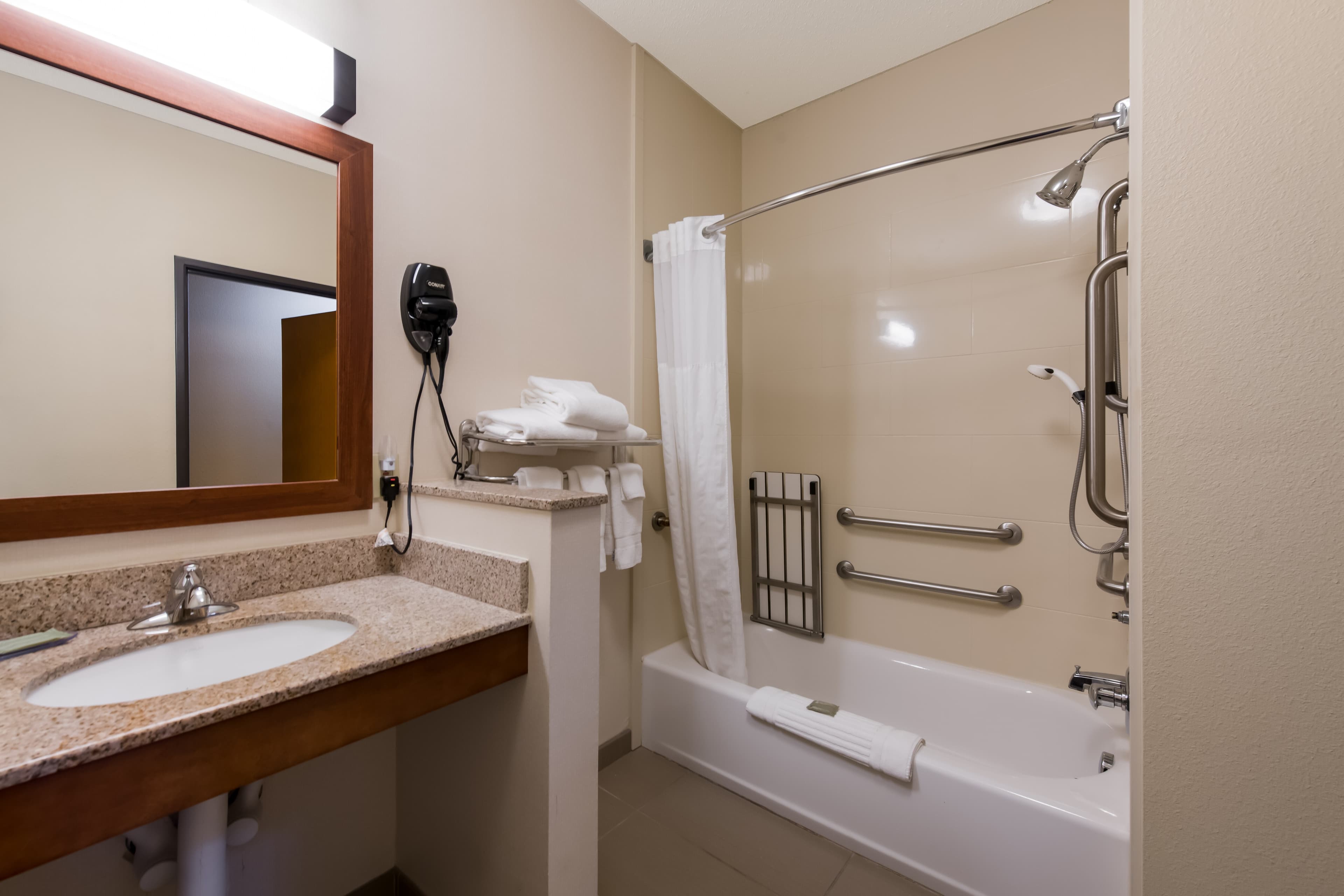 Comfort Inn Wichita East - Image 5