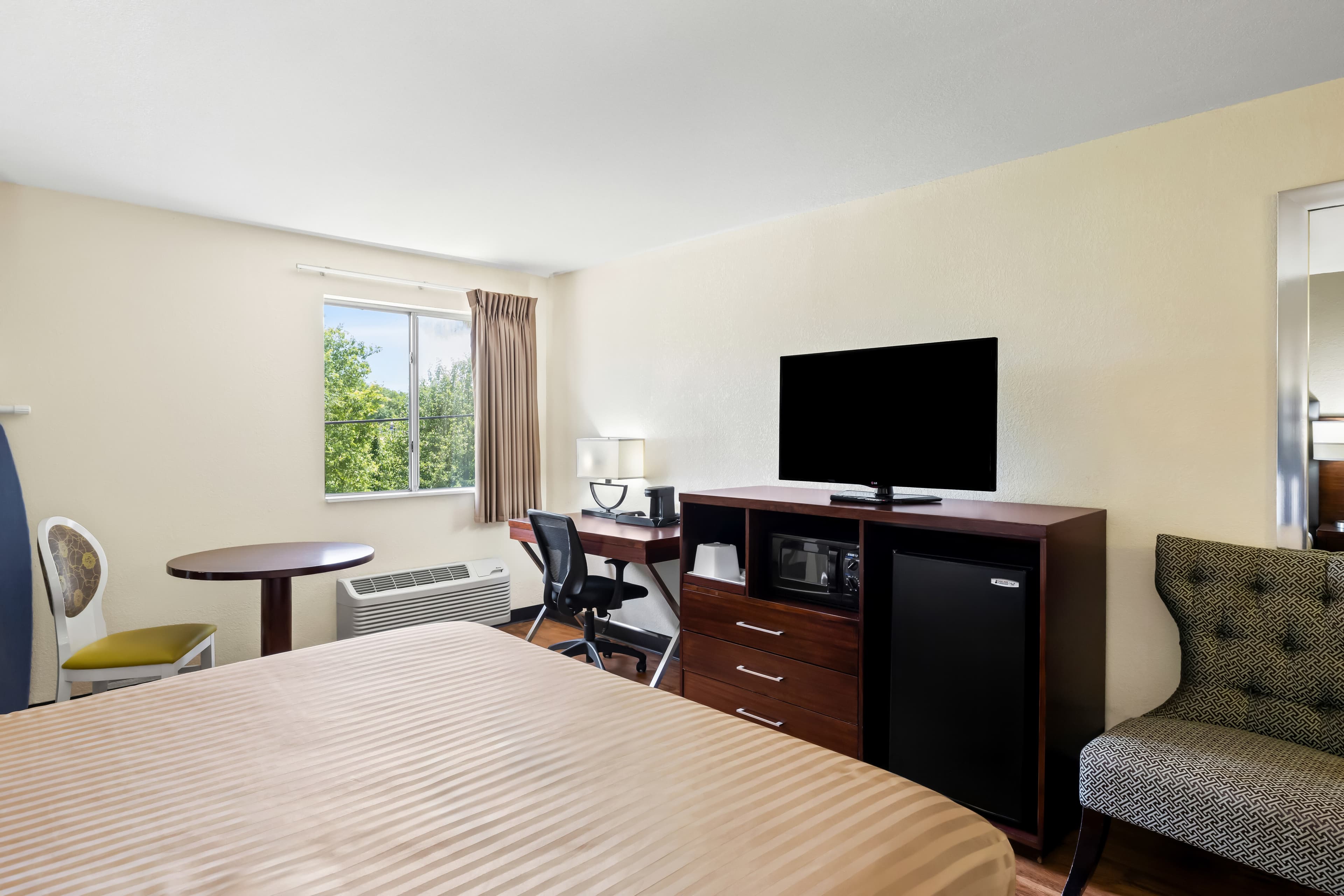 Econo Lodge Emporia — 11