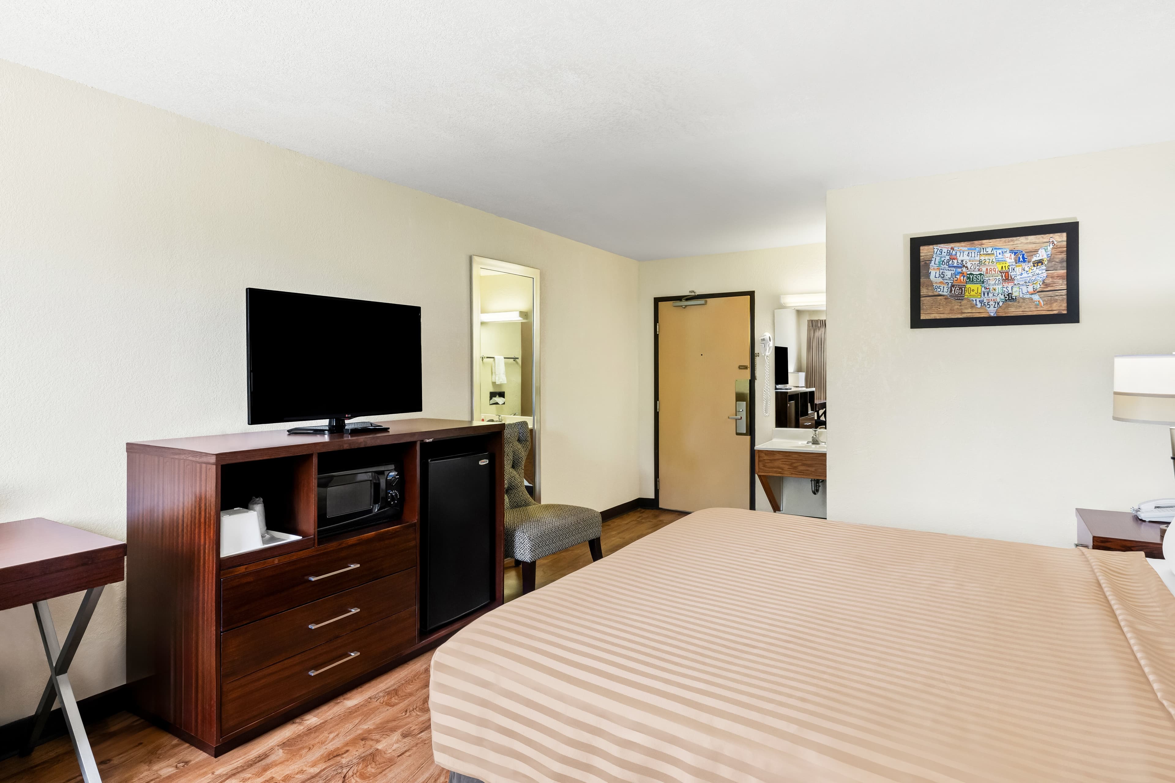 Econo Lodge Emporia — 12