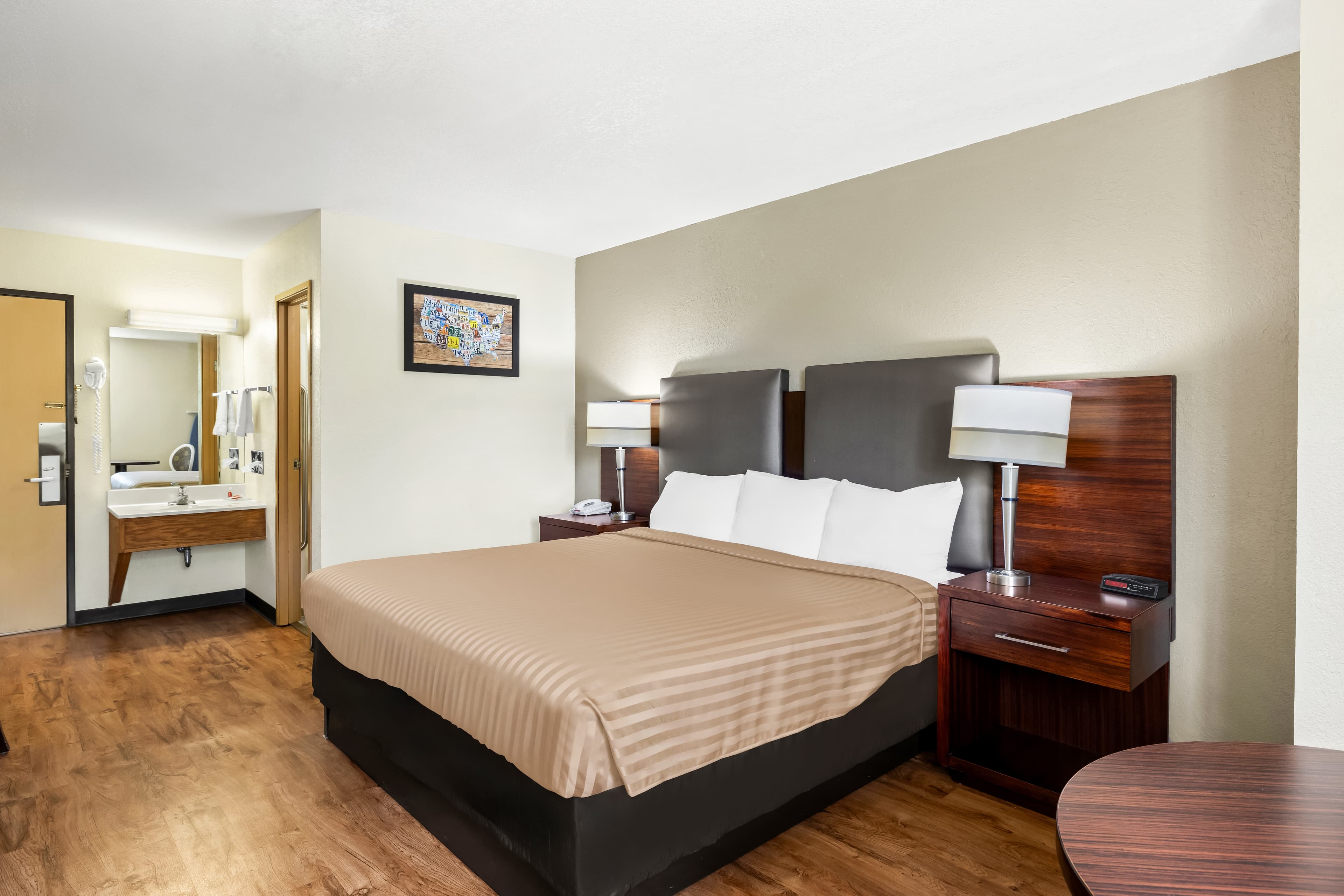 Econo Lodge Emporia — 13