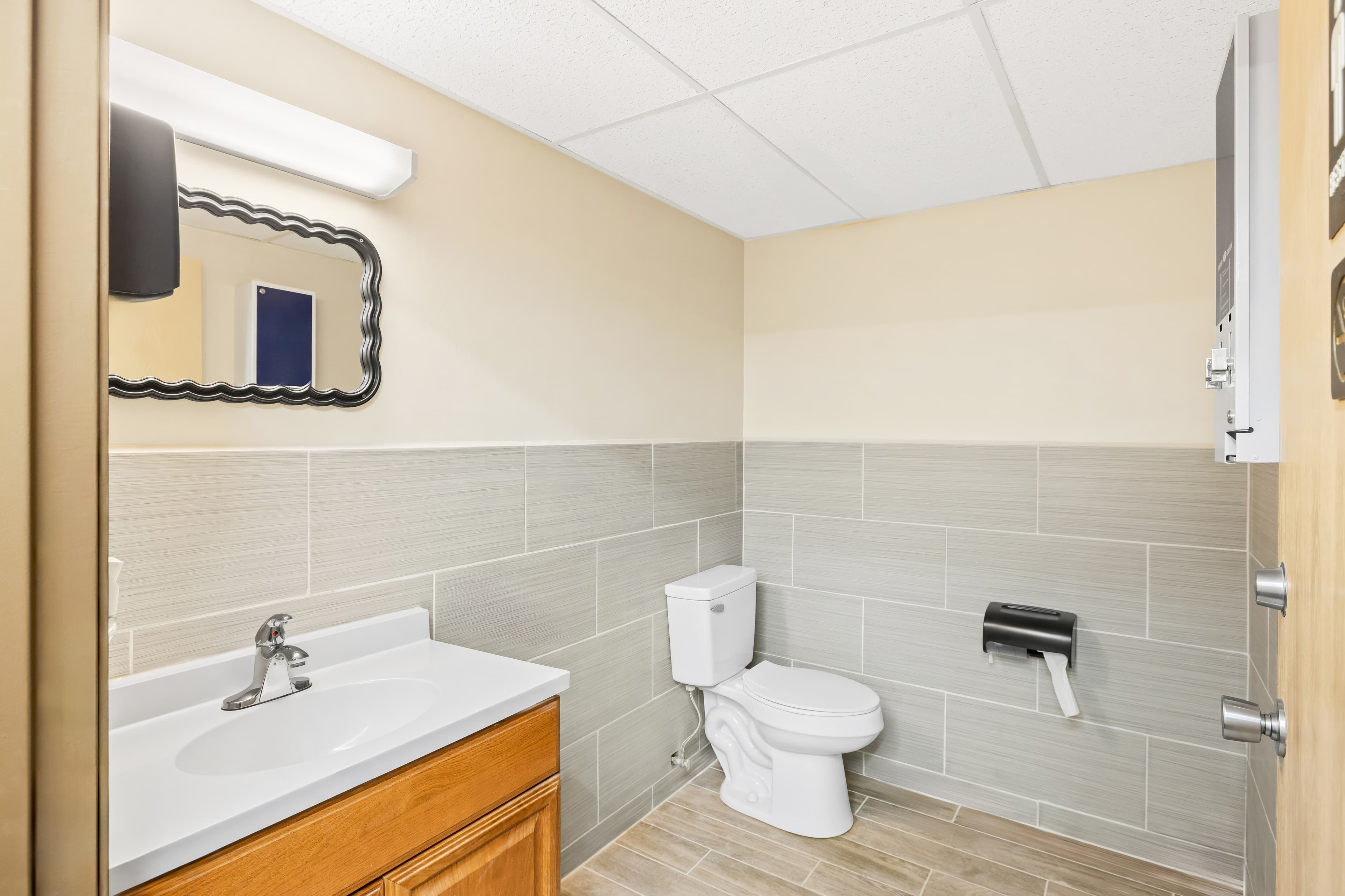 Econo Lodge Emporia — 14