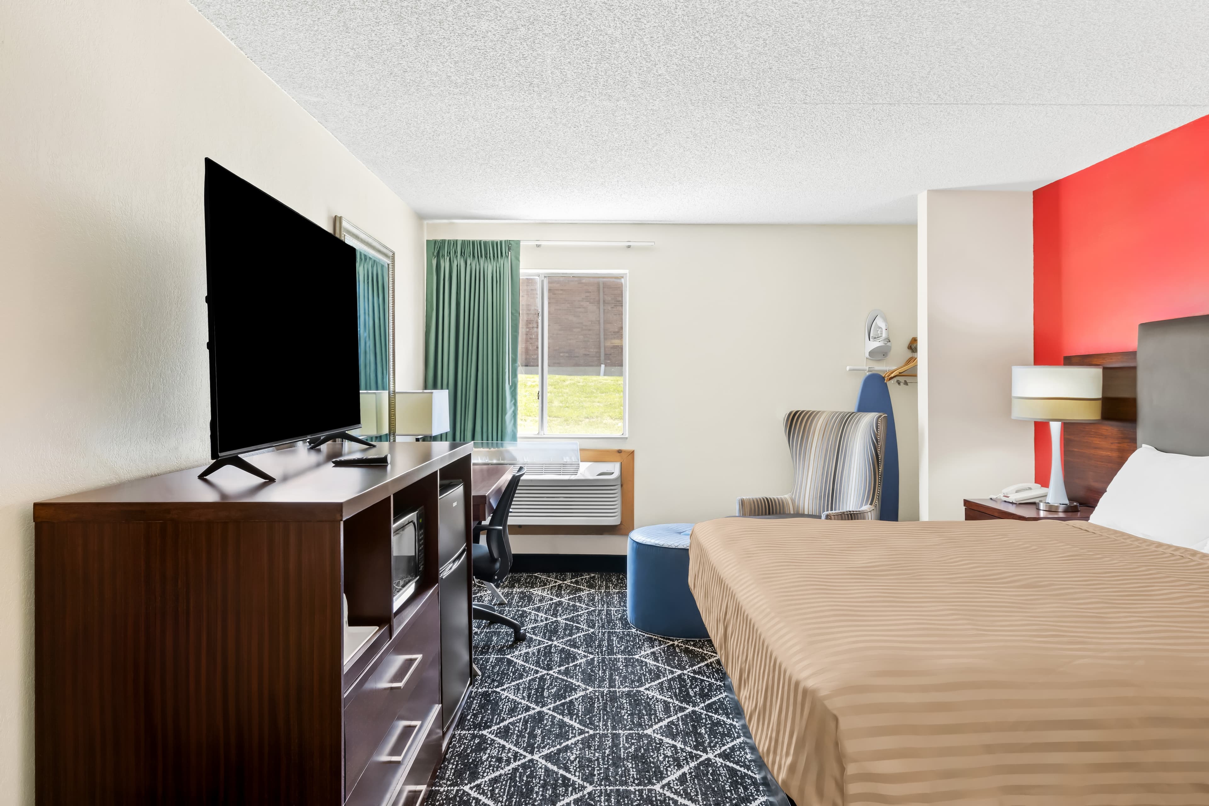 Econo Lodge Emporia — 17