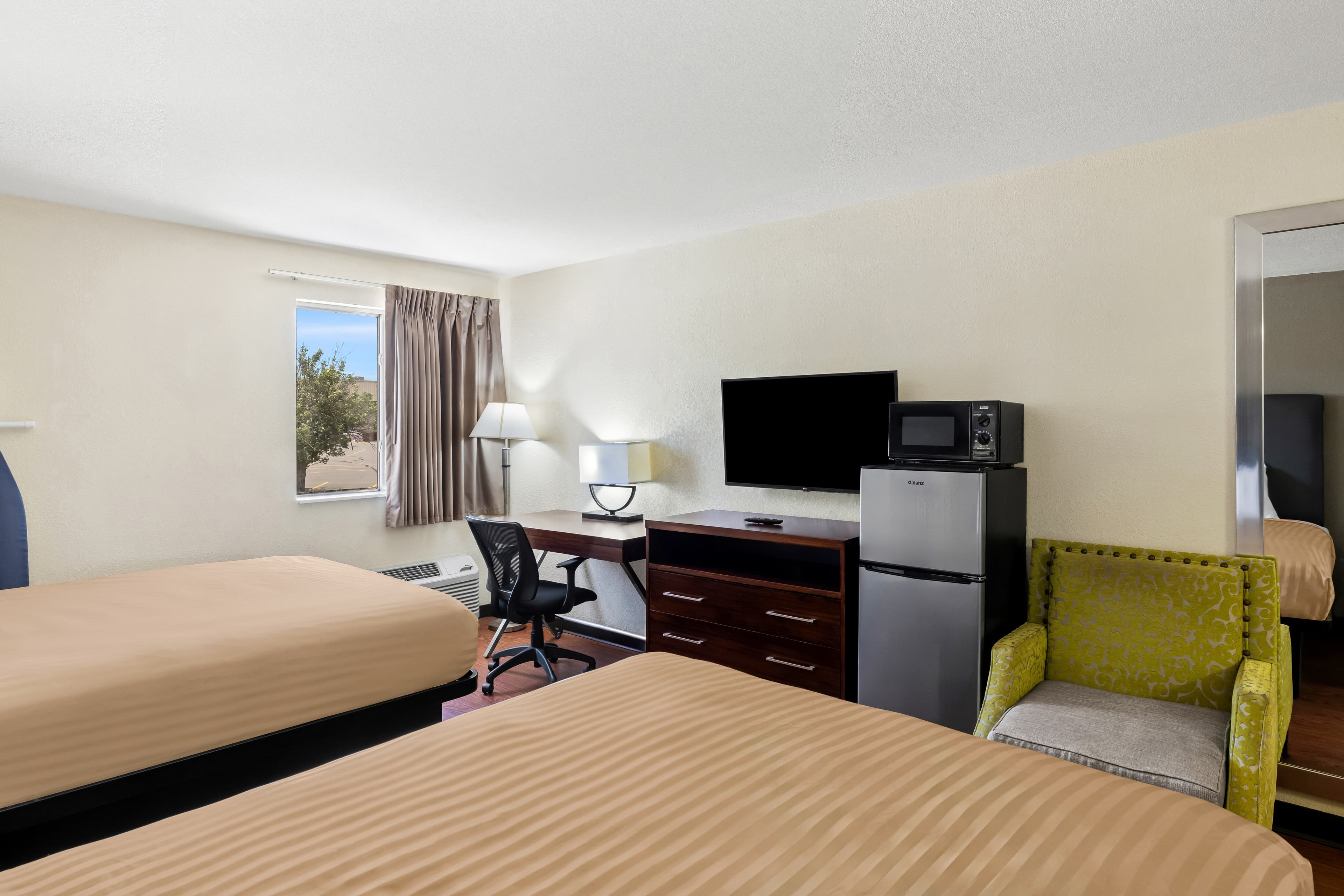 Econo Lodge Emporia — 28