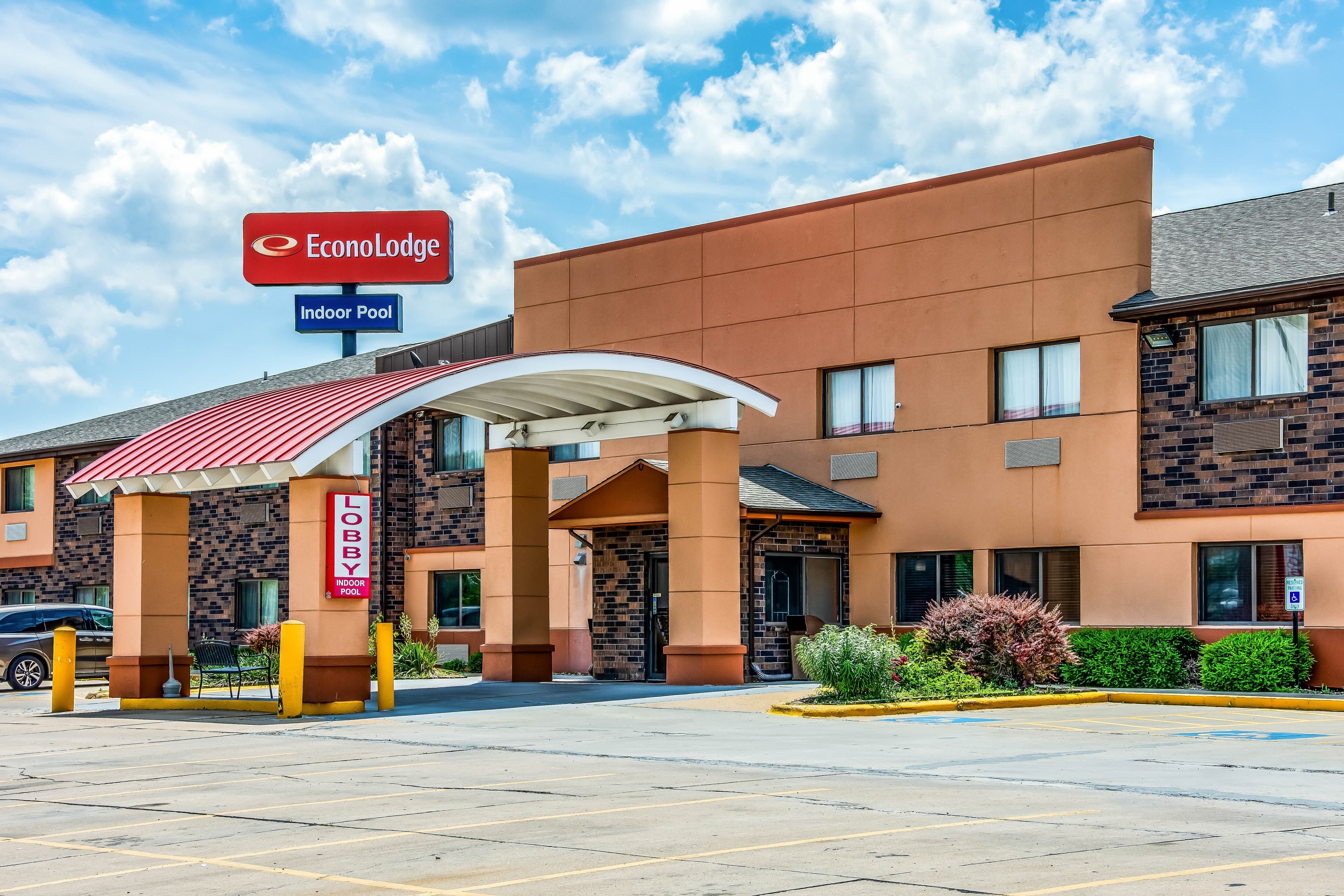 Econo Lodge Topeka at Wanamaker - Image 1