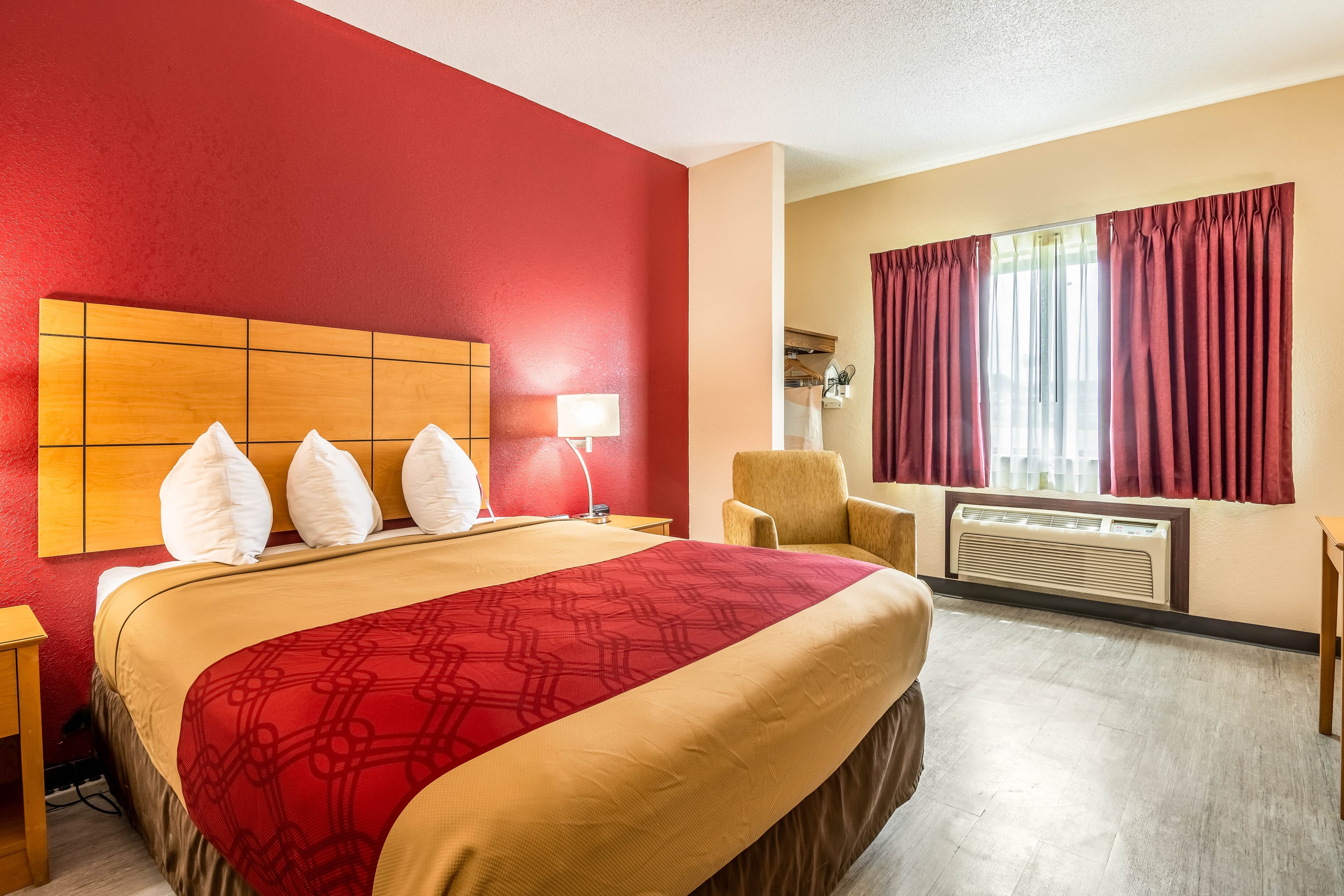 Econo Lodge Topeka at Wanamaker - Image 2