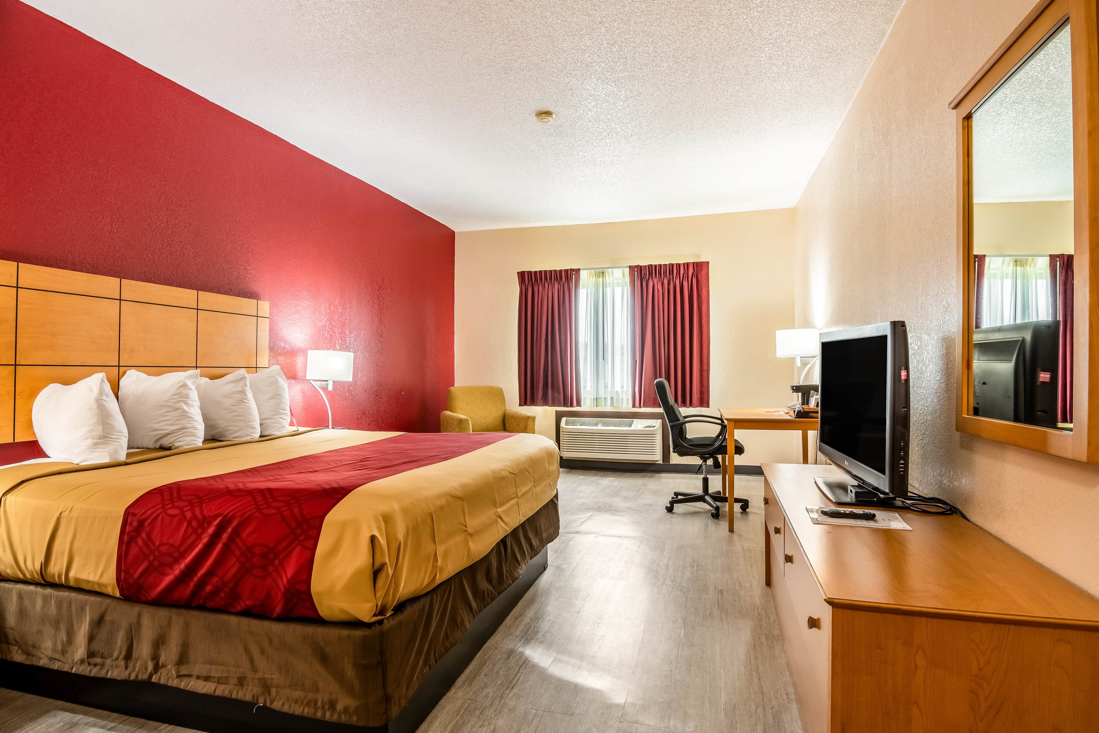 Econo Lodge Topeka at Wanamaker - Image 4