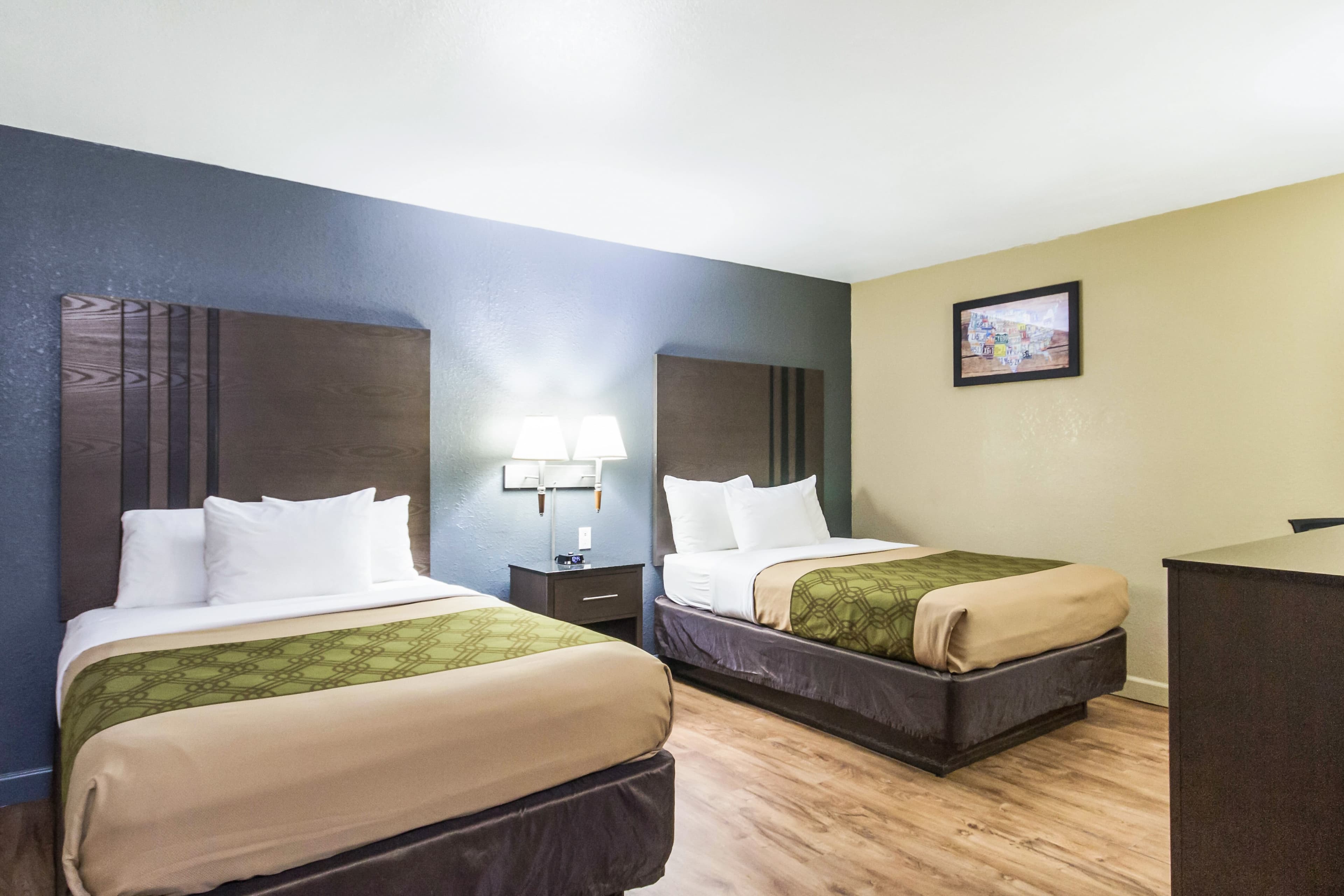 Econo Lodge  Inn & Suites I-35 at Shawnee Mission - Image 2