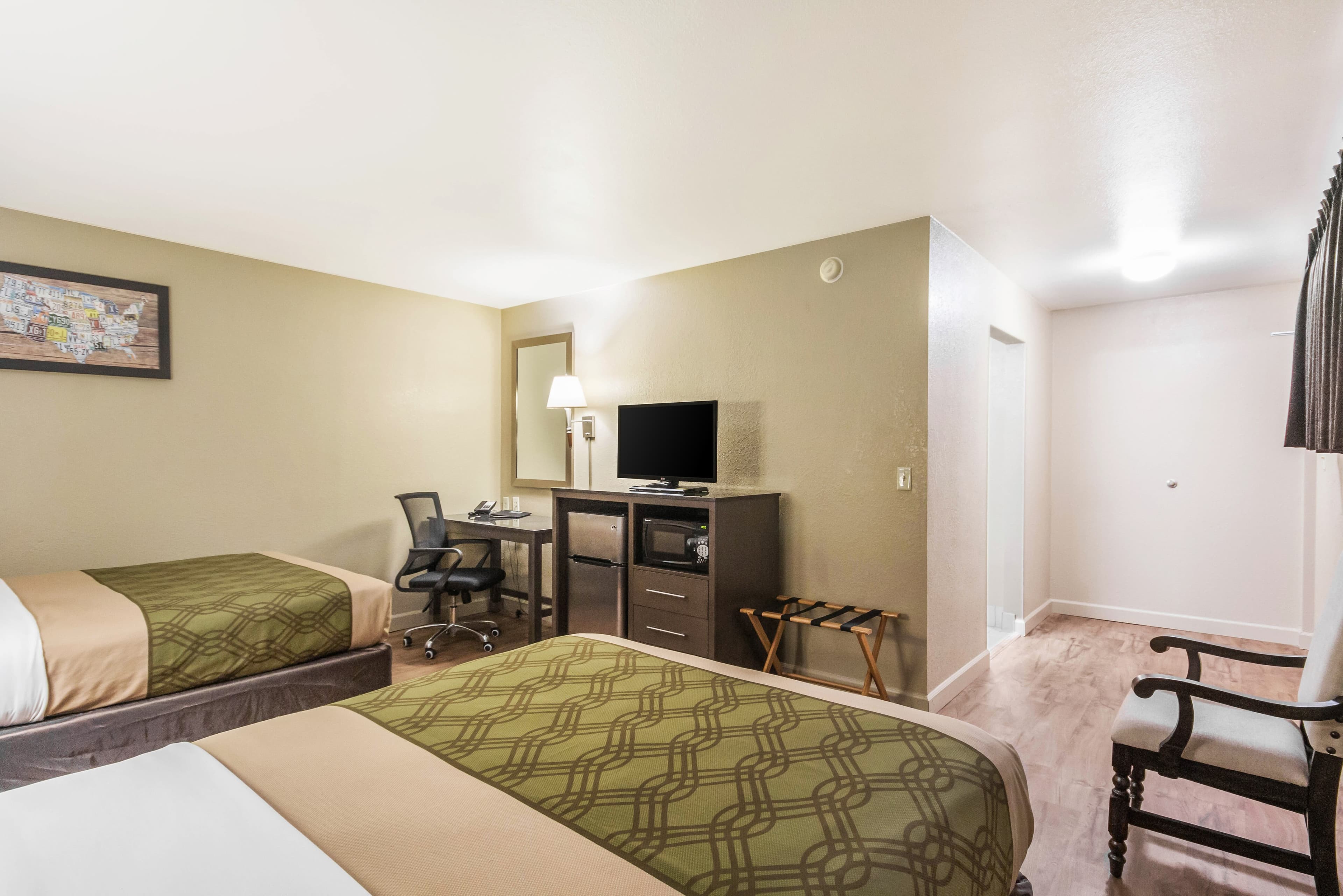 Econo Lodge  Inn & Suites I-35 at Shawnee Mission - Image 3