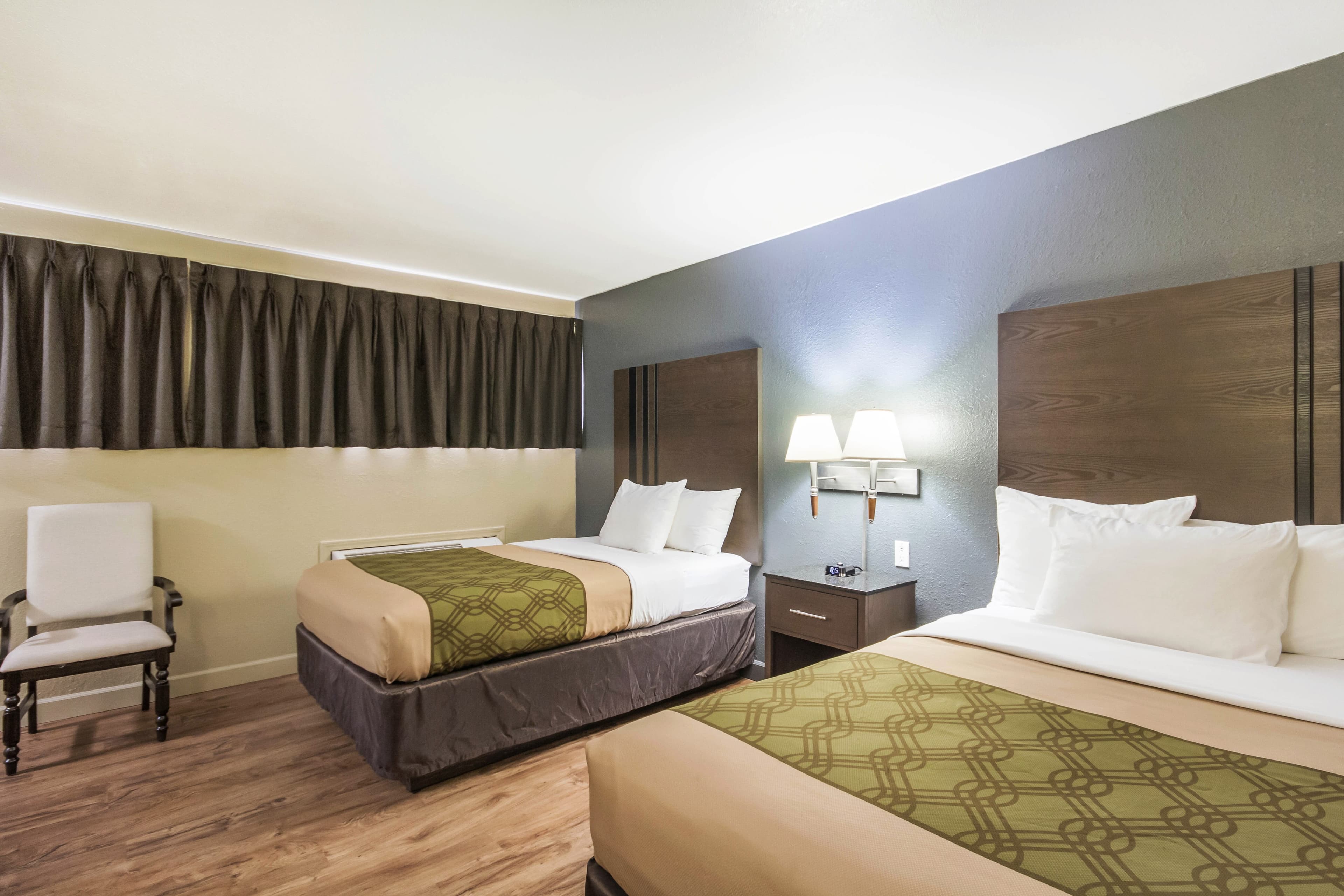 Econo Lodge  Inn & Suites I-35 at Shawnee Mission - Image 4