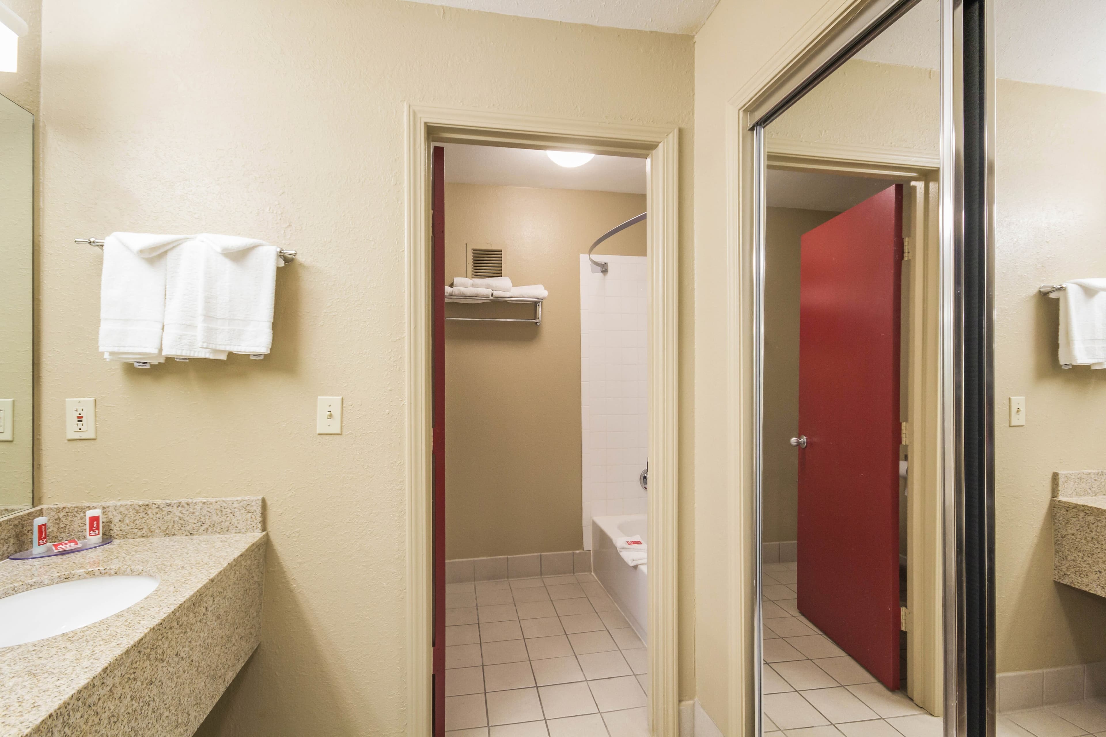Econo Lodge  Inn & Suites I-35 at Shawnee Mission - Image 5
