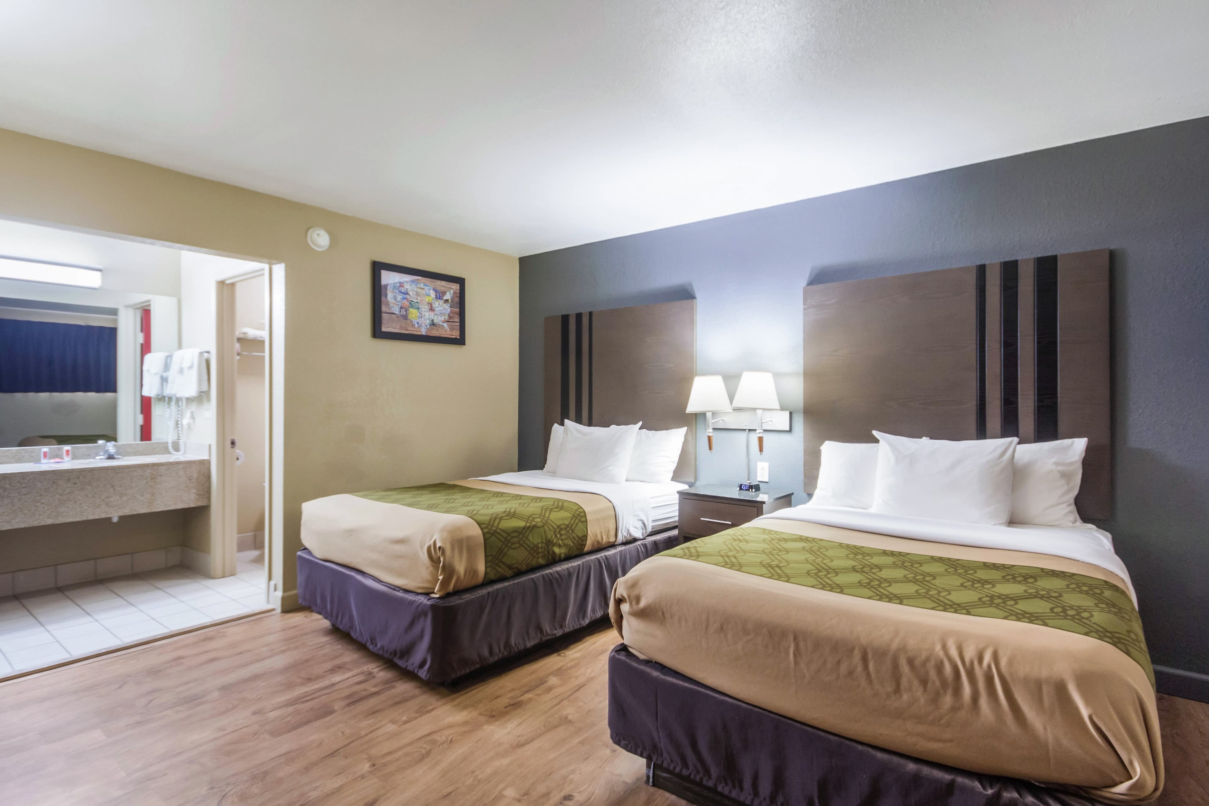 Econo Lodge  Inn & Suites I-35 at Shawnee Mission — 6