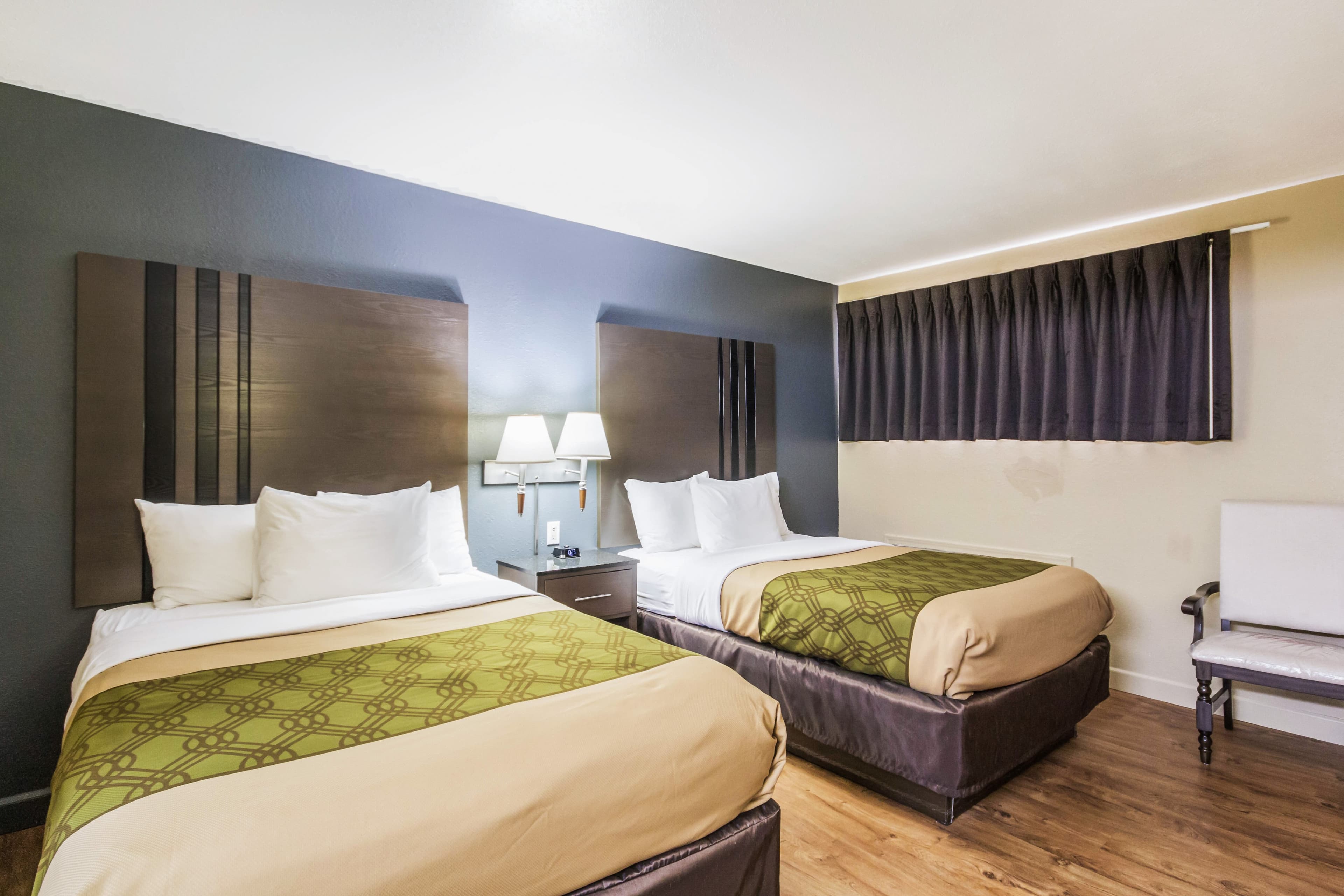 Econo Lodge  Inn & Suites I-35 at Shawnee Mission — 7
