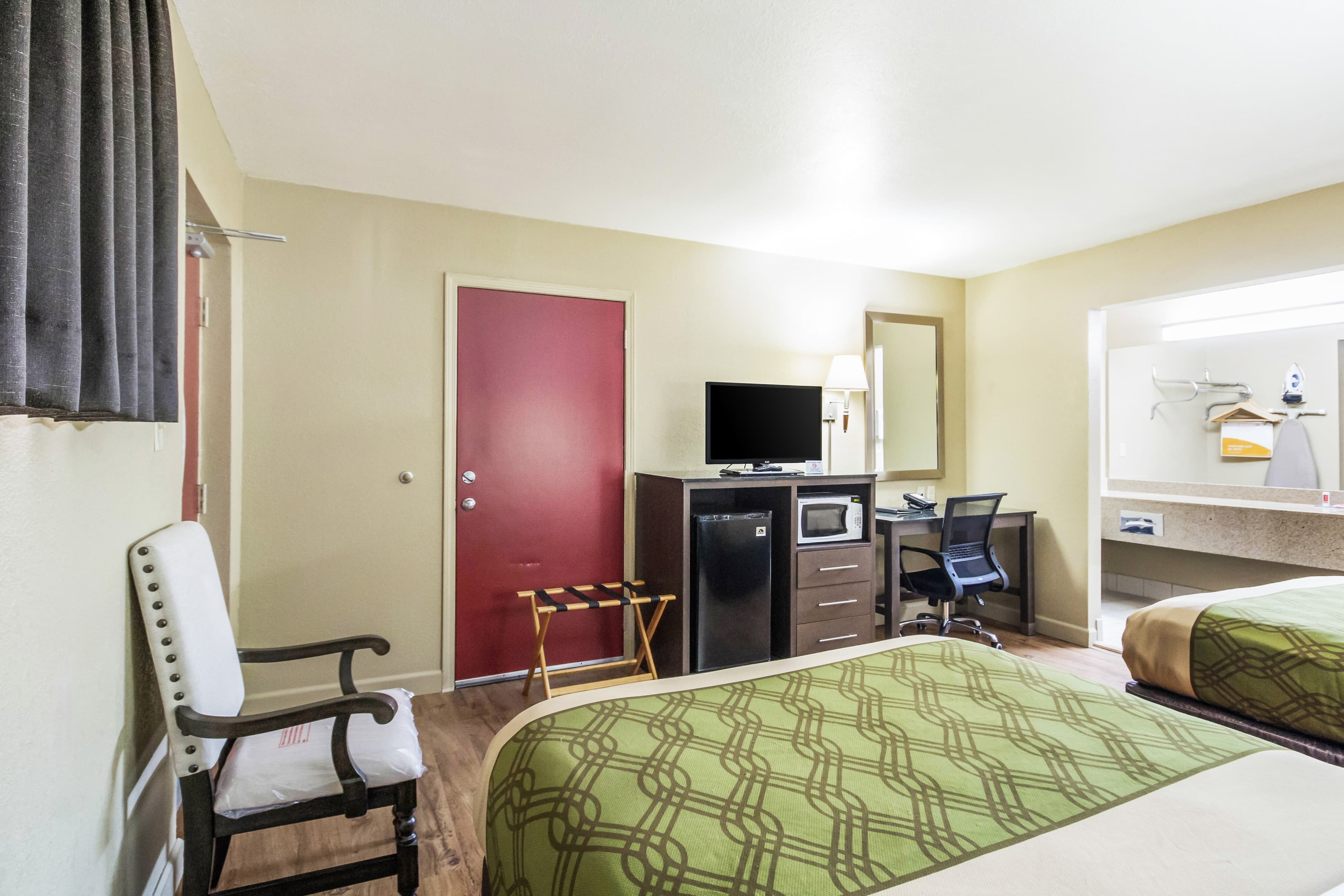 Econo Lodge  Inn & Suites I-35 at Shawnee Mission — 8