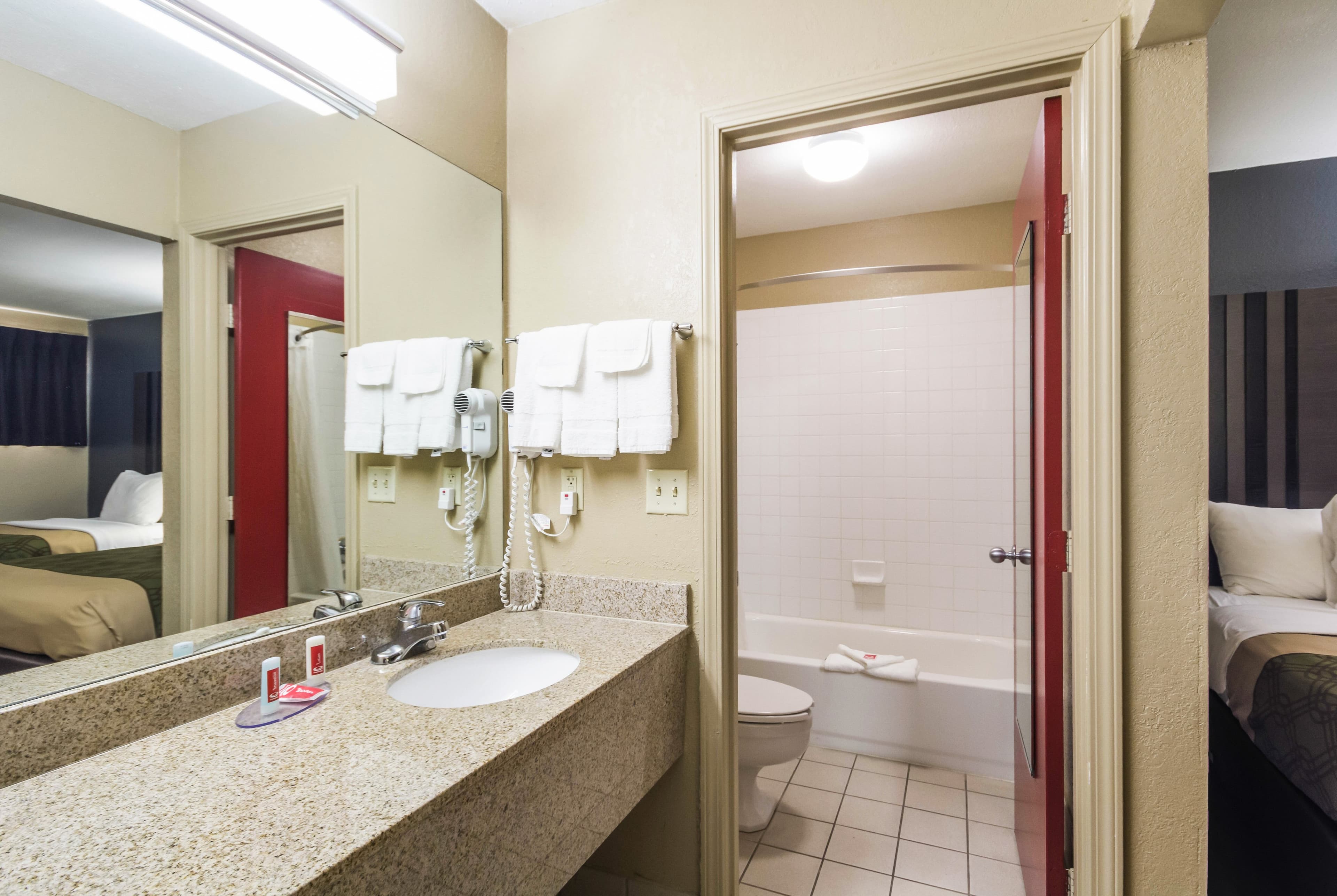 Econo Lodge  Inn & Suites I-35 at Shawnee Mission — 9