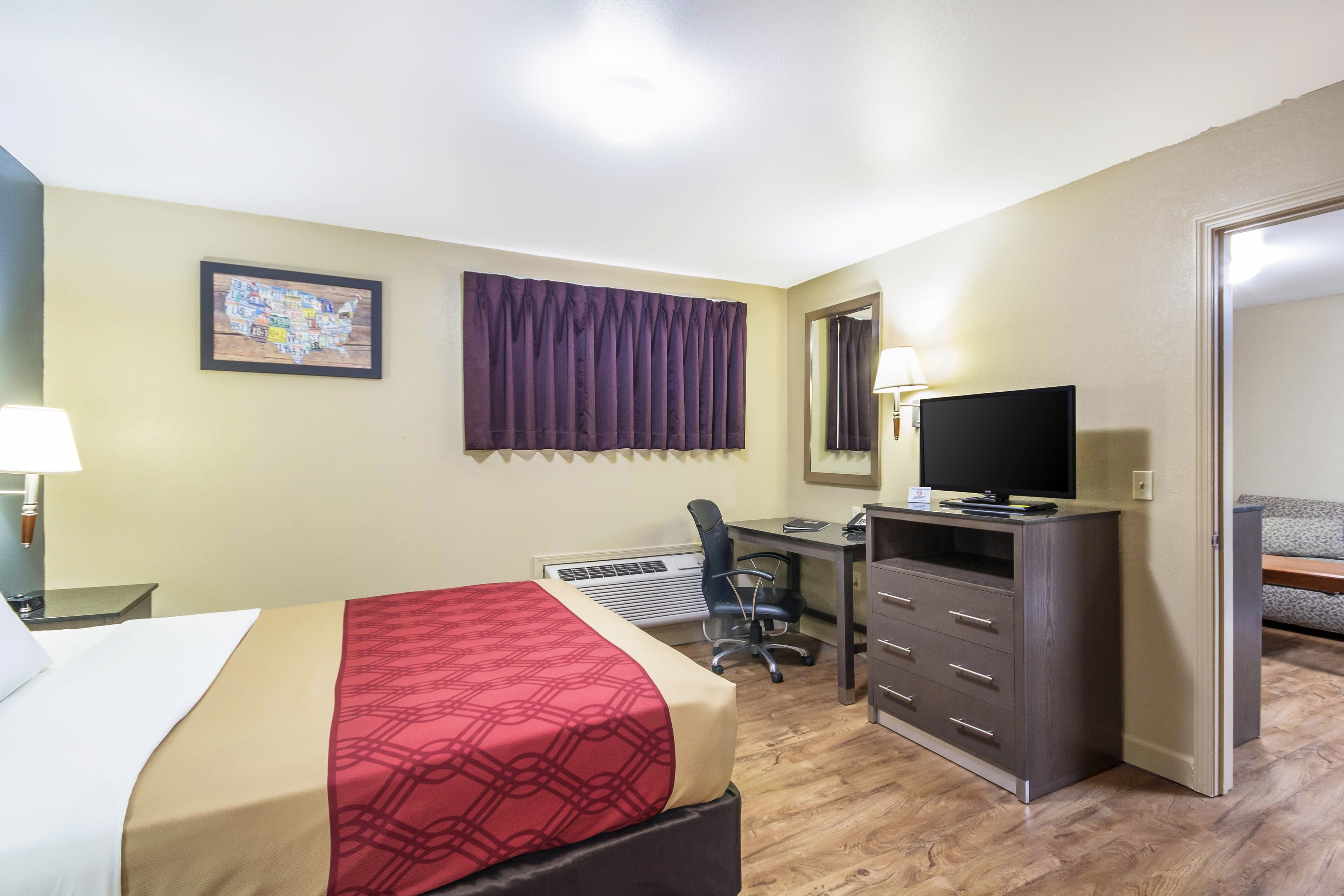 Econo Lodge  Inn & Suites I-35 at Shawnee Mission — 10