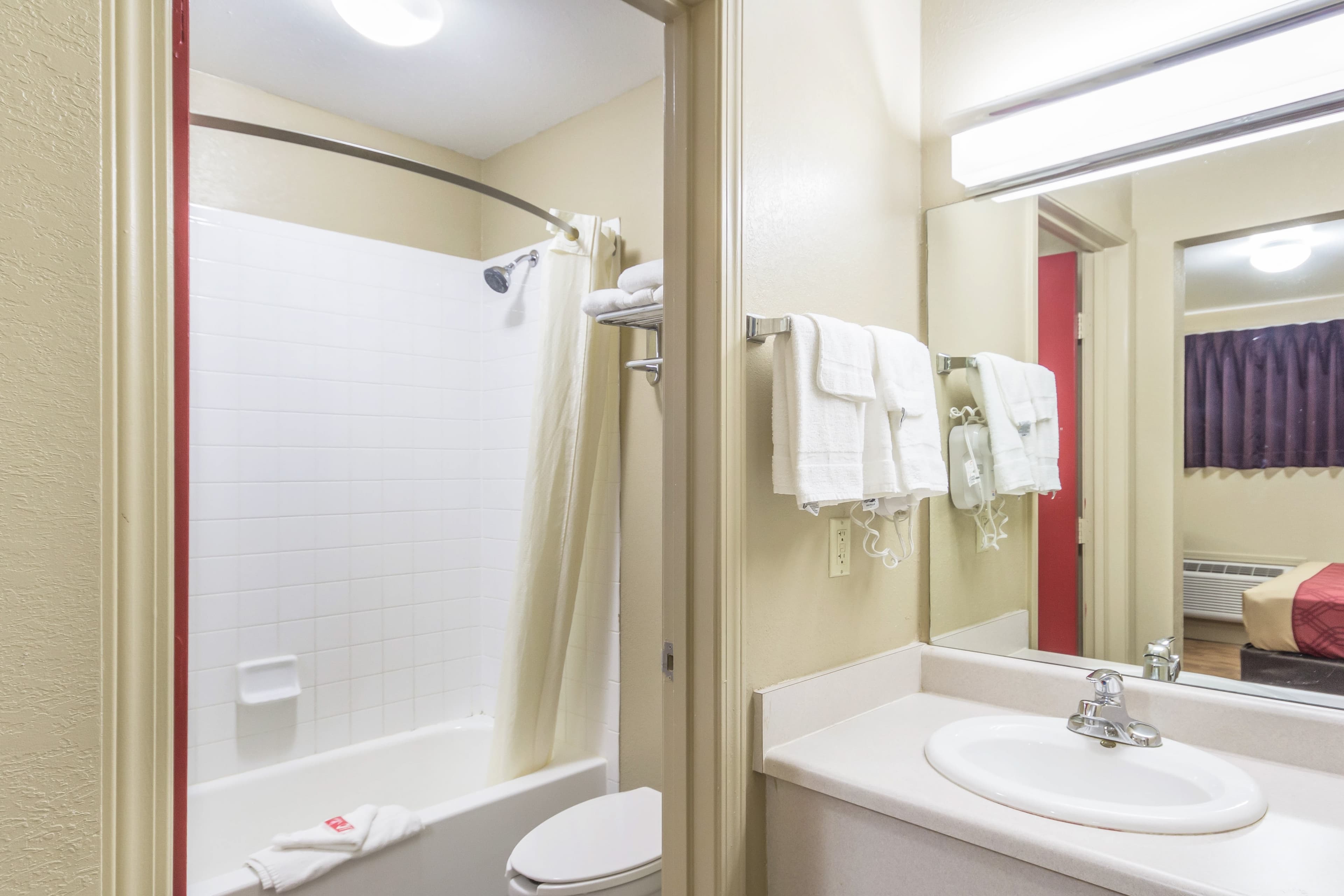 Econo Lodge  Inn & Suites I-35 at Shawnee Mission — 12