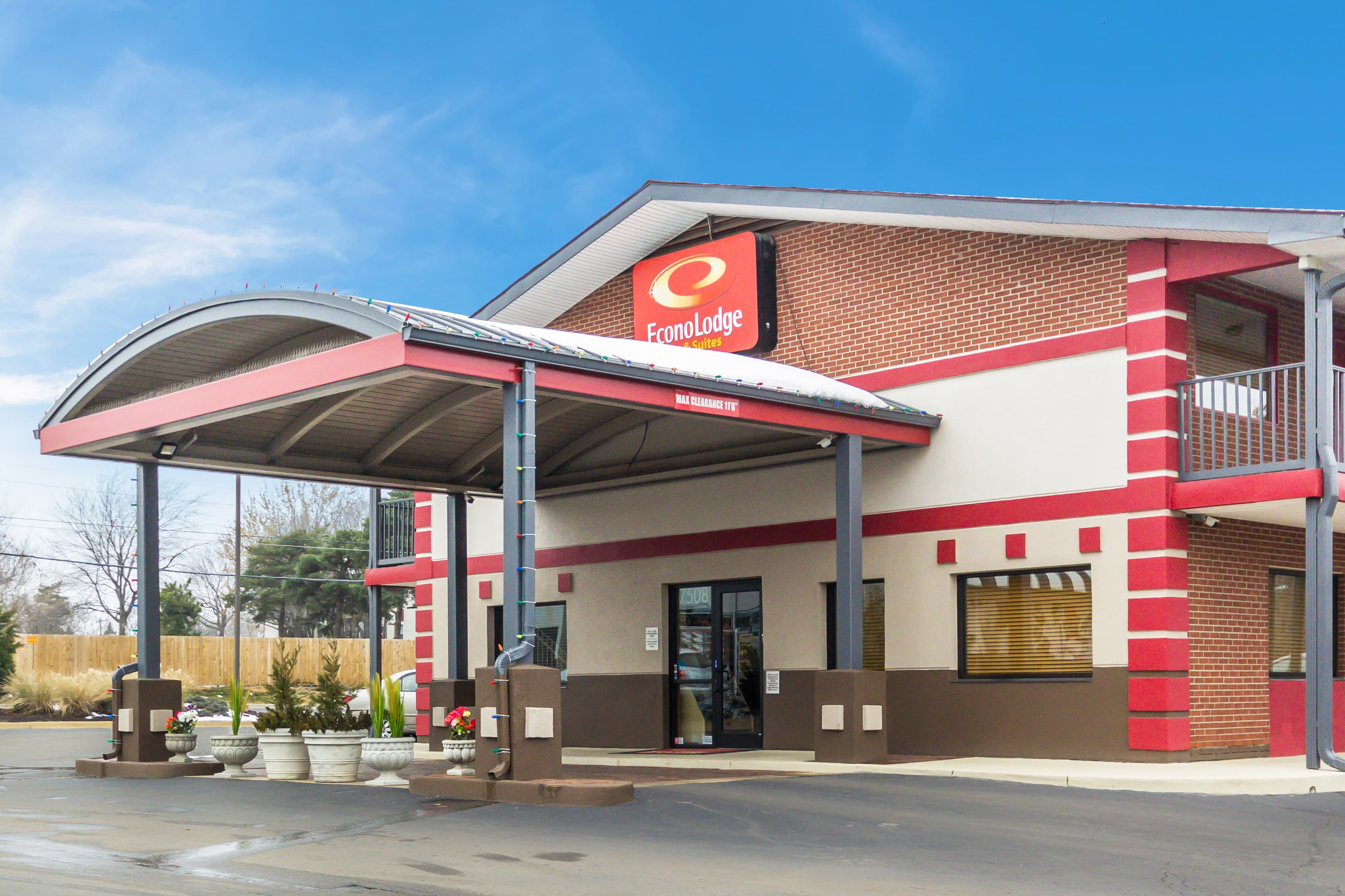 Econo Lodge  Inn & Suites I-35 at Shawnee Mission - Image 1