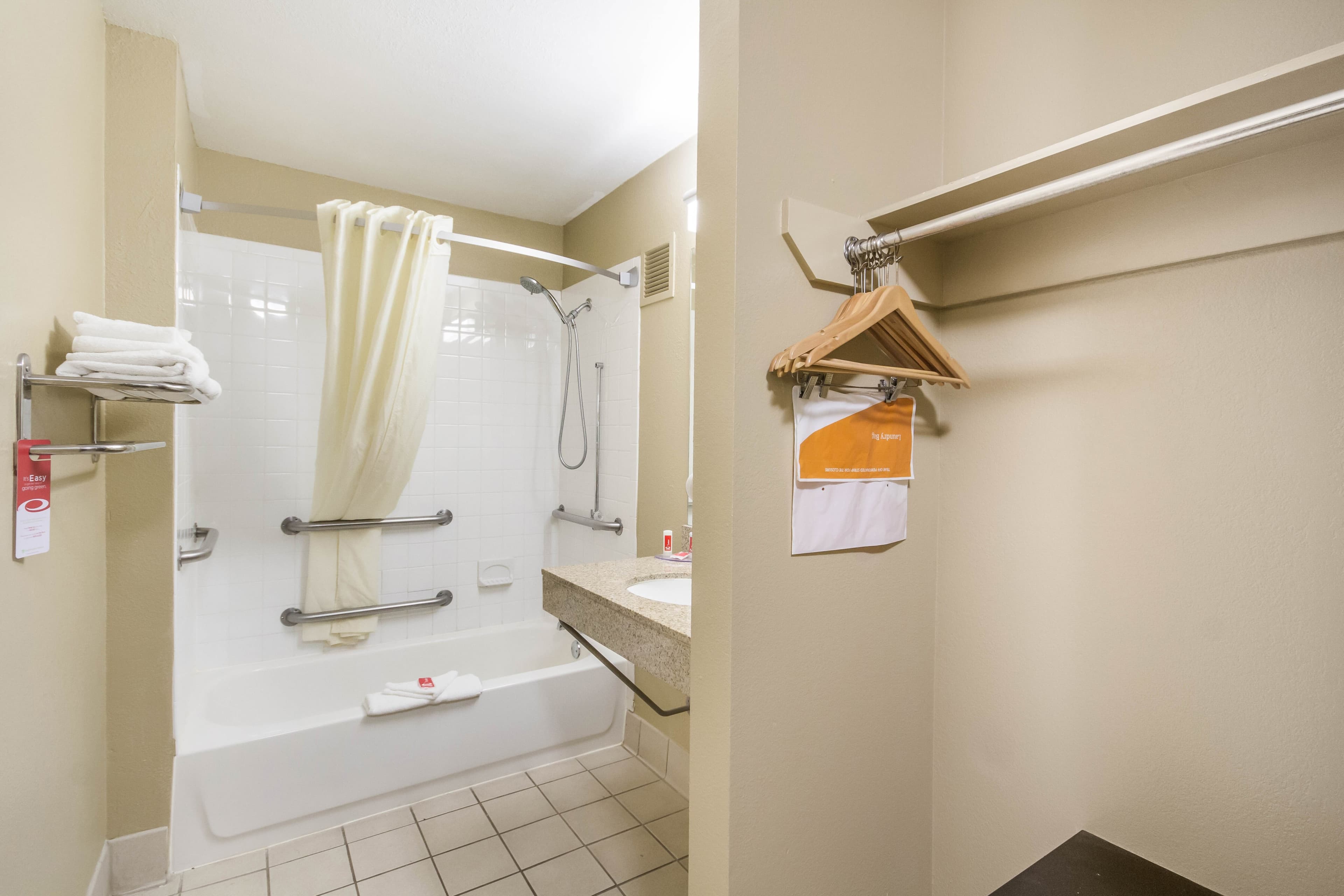 Econo Lodge  Inn & Suites I-35 at Shawnee Mission — 16