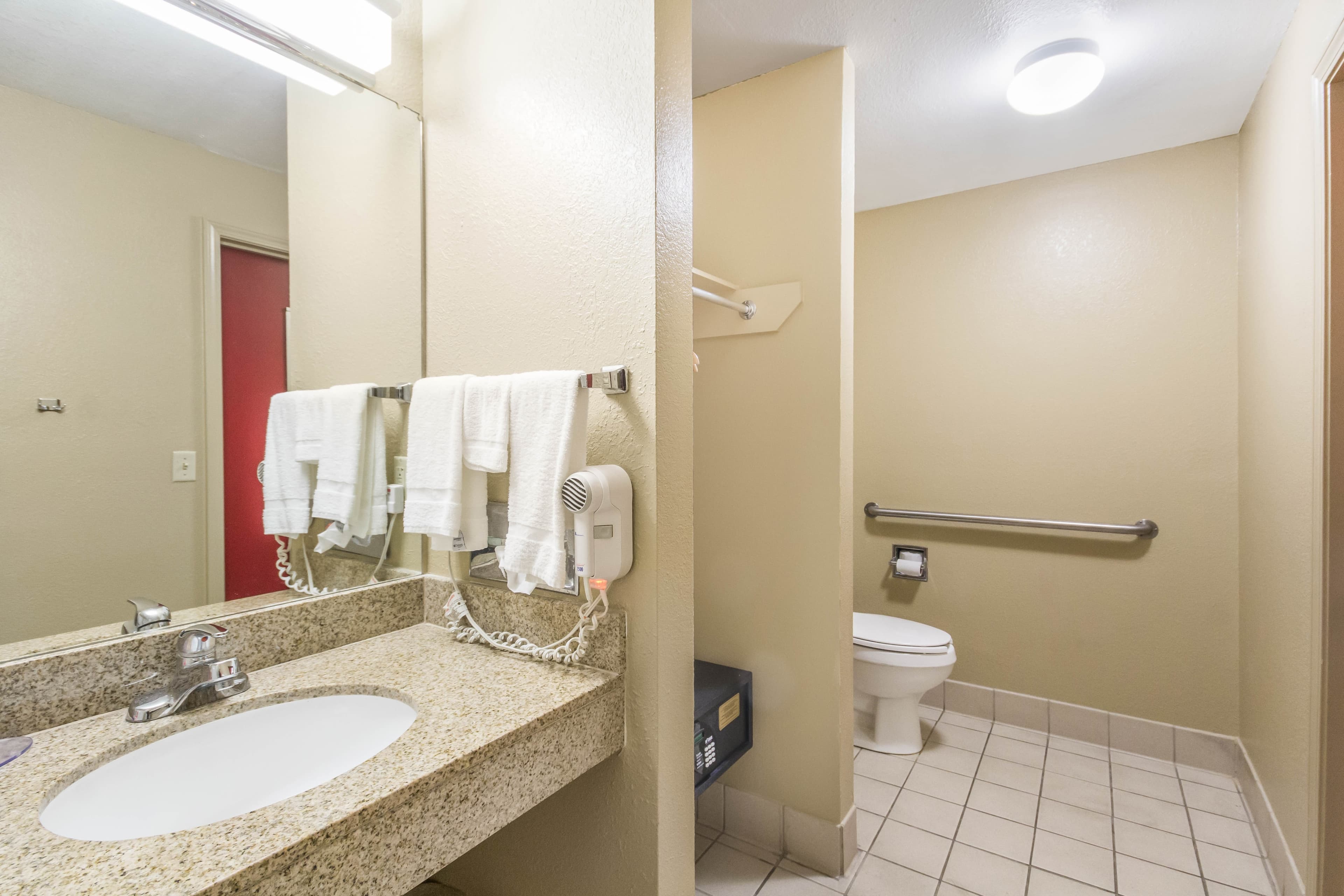 Econo Lodge  Inn & Suites I-35 at Shawnee Mission — 17