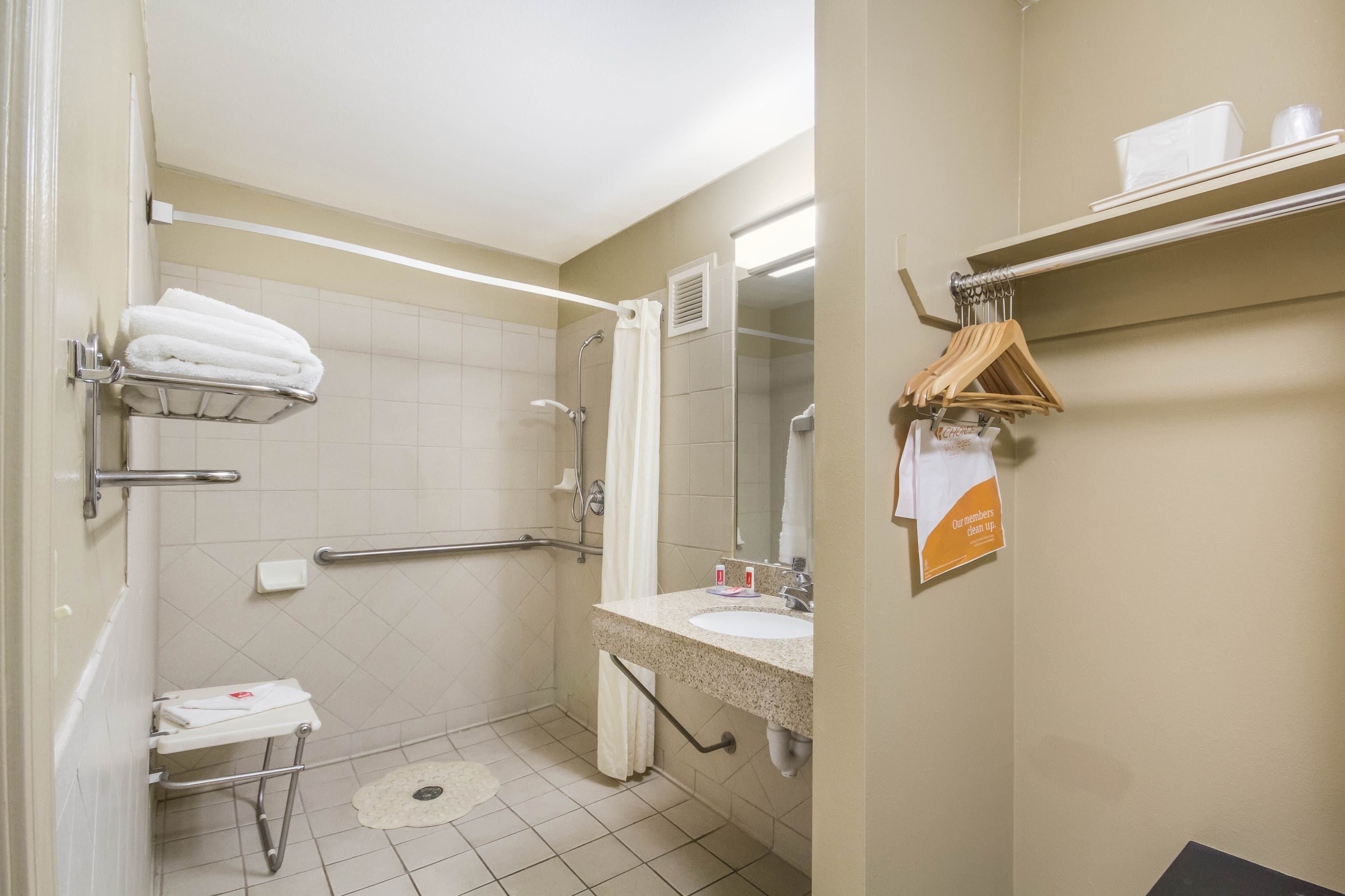 Econo Lodge  Inn & Suites I-35 at Shawnee Mission — 21