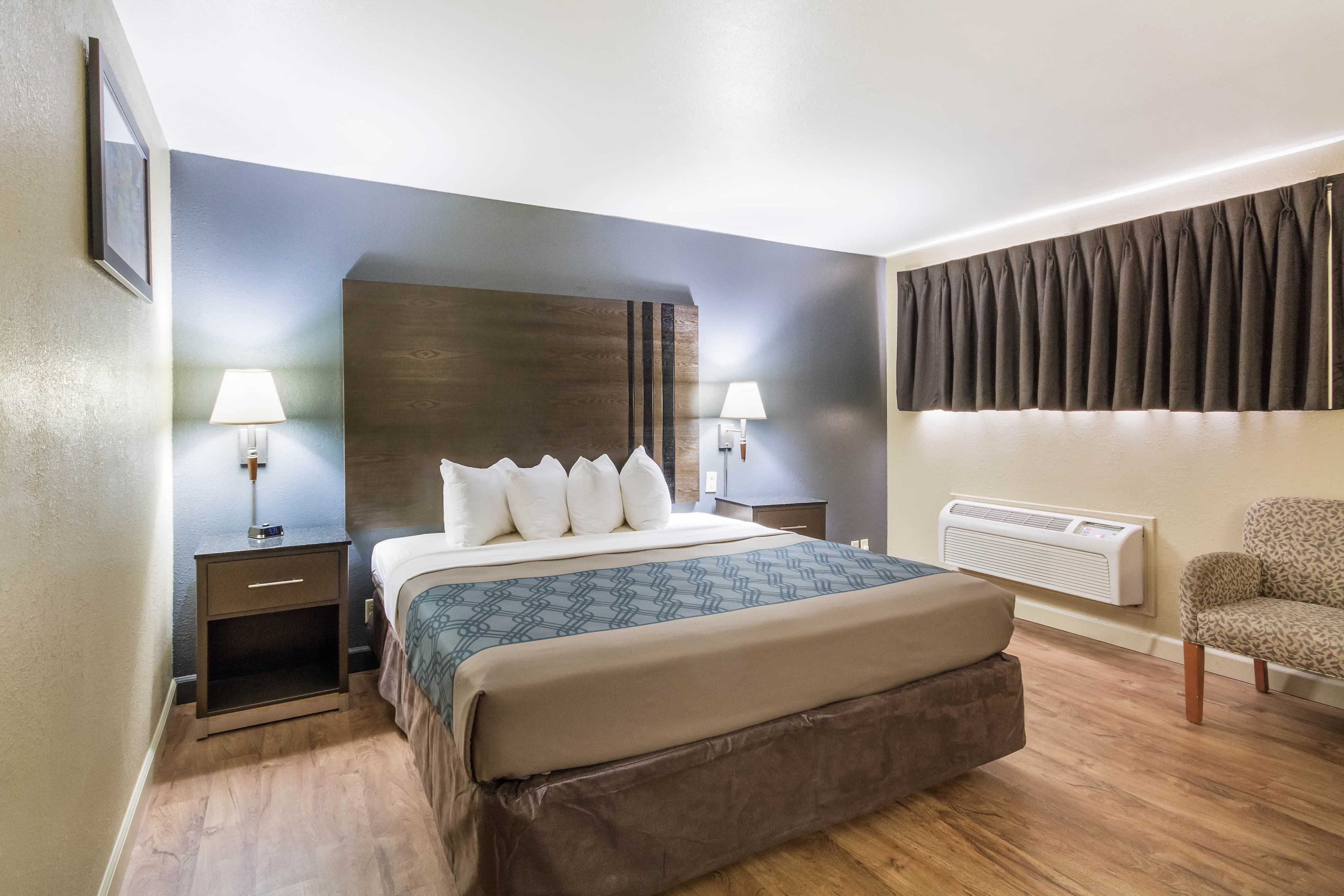 Econo Lodge  Inn & Suites I-35 at Shawnee Mission — 24